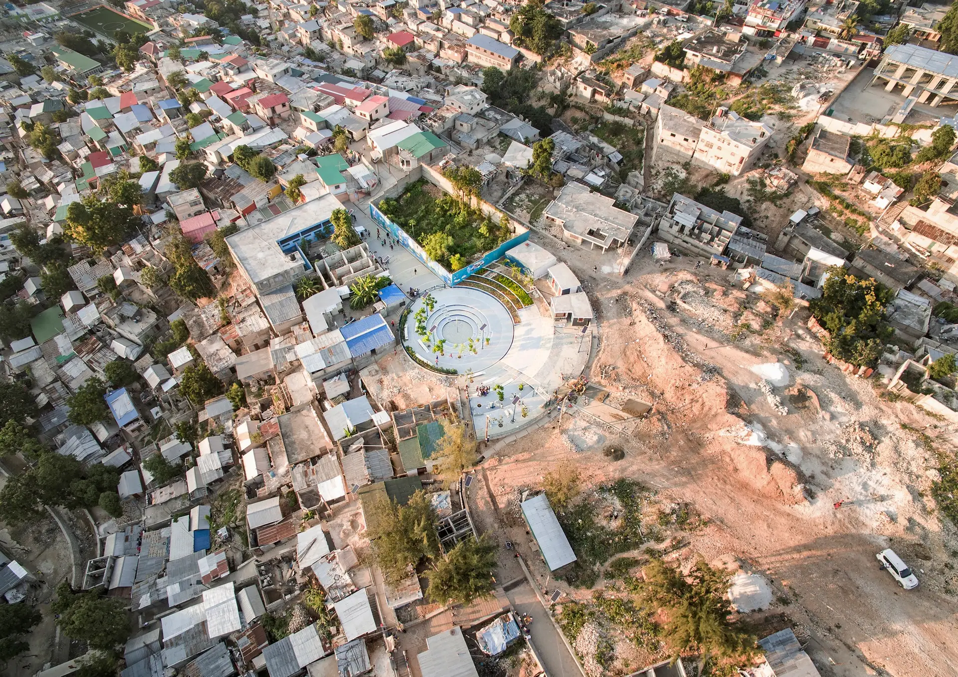 Tapis Rouge é um dos espaços públicos construídos pelo ateliê de arquitetura EVA Studio, em Carrefour-Feuilles, Port-au-Prince (Haiti), fortemente atingida pelo sismo de 2010. É um dos exemplos da exposição 'Retroactivar', da Trienal de Arquitetura de Lisboa