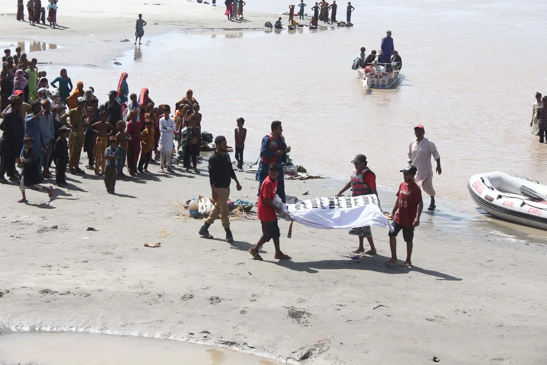 Operações de busca e salvamento na província paquistanesa de Sindh