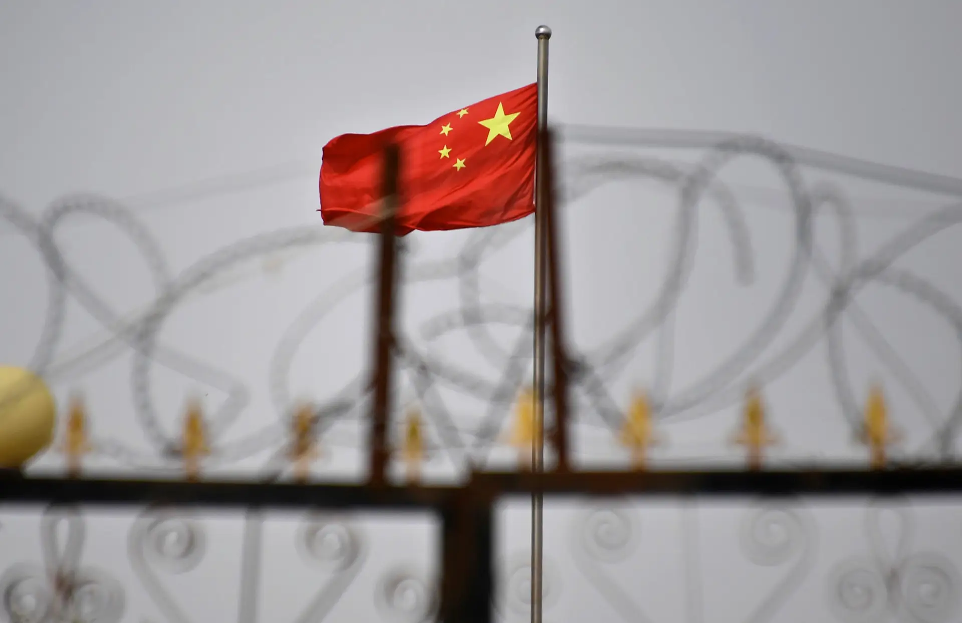 A bandeira chinesa está bem presente na fronteira da região de Xinjiang