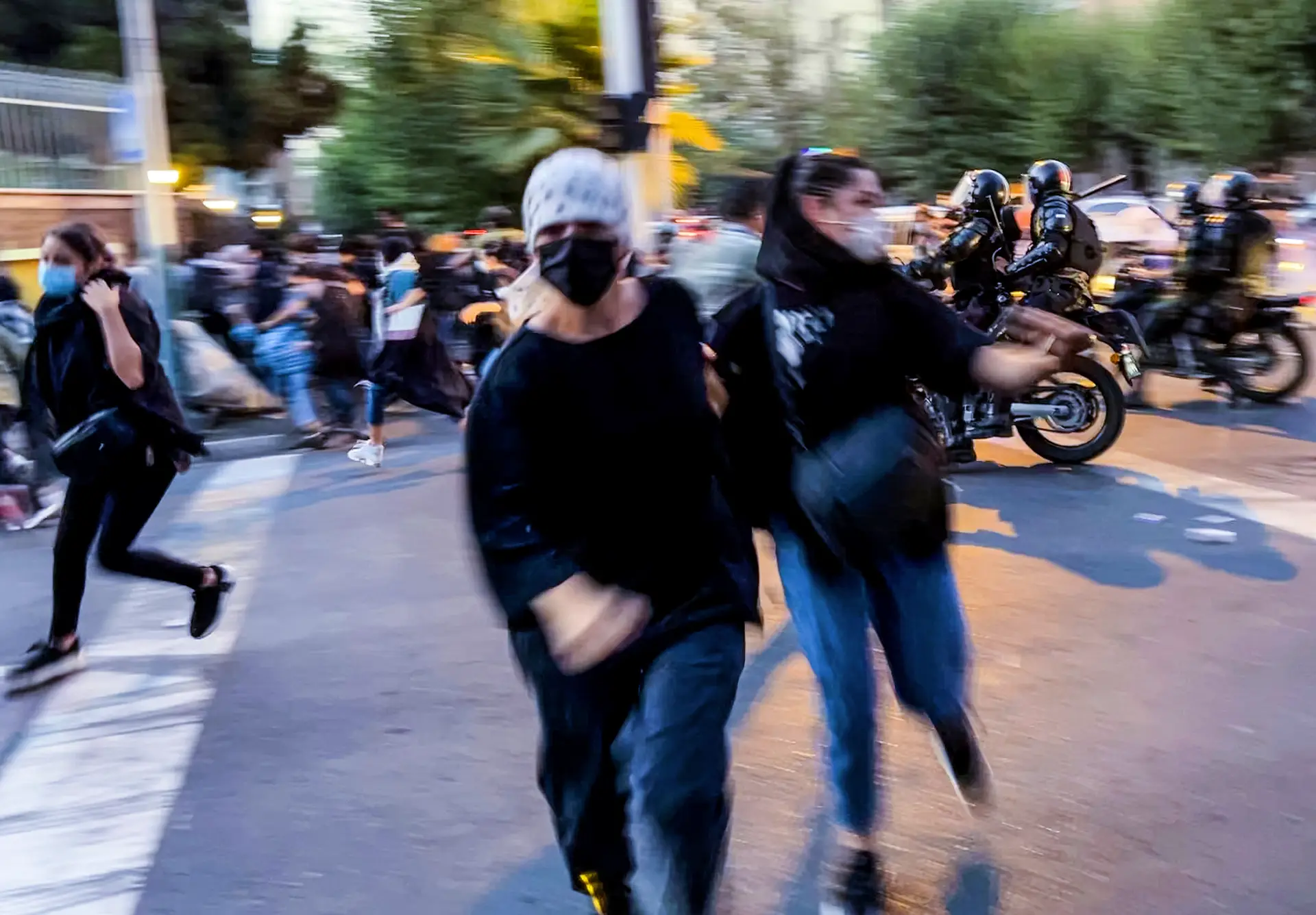 Agitação entre participantes num protesto em Teerão