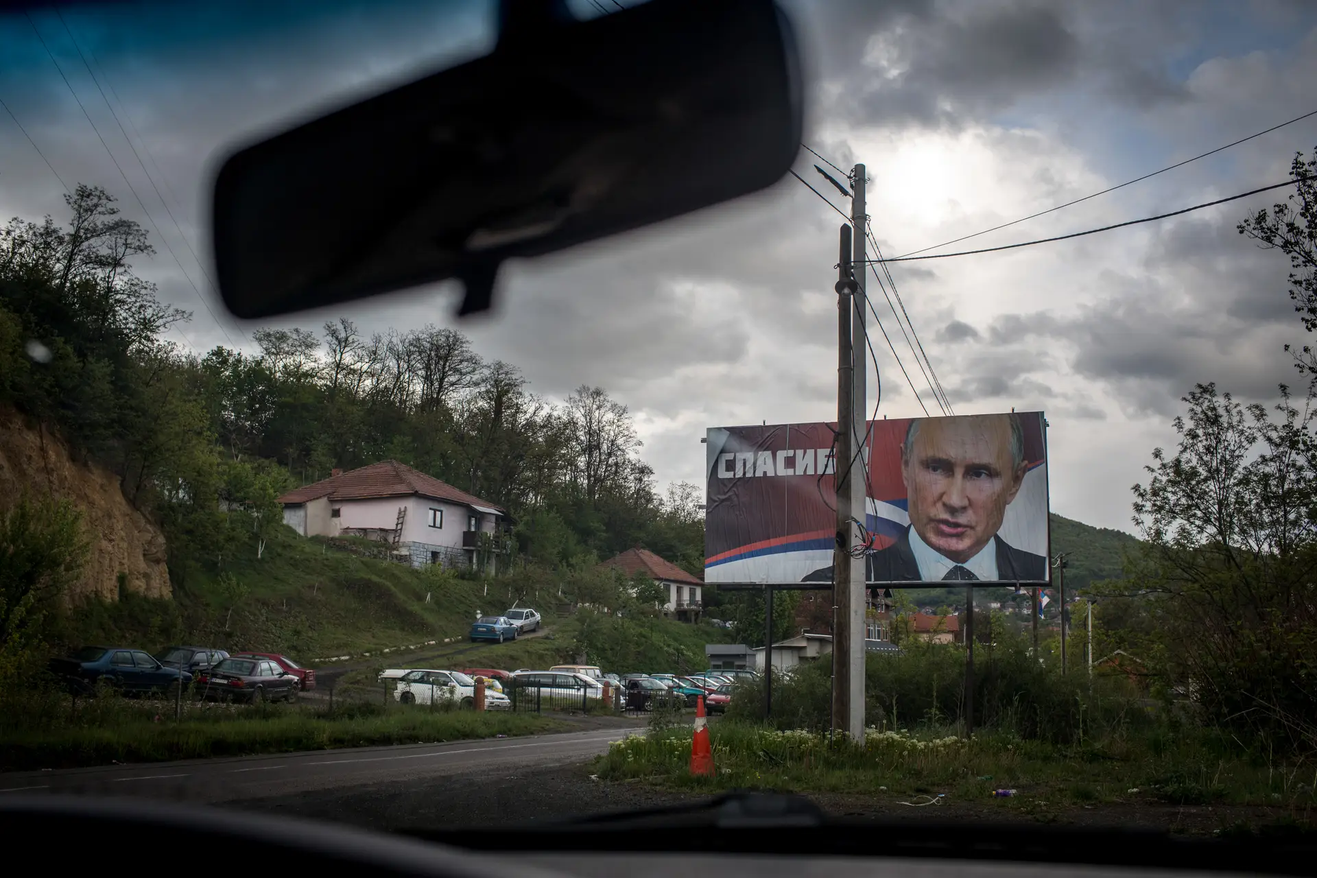 Estrada para Belgrado tem um painel publicitário de apoio a Vladimir Putin