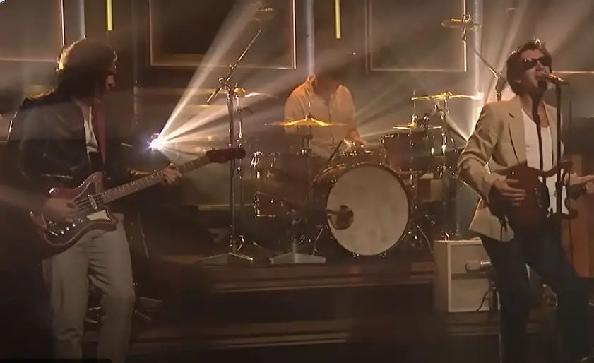 Os Arctic Monkeys foram ao programa de Jimmy Fallon apresentar a canção nova. E o vídeo está aqui