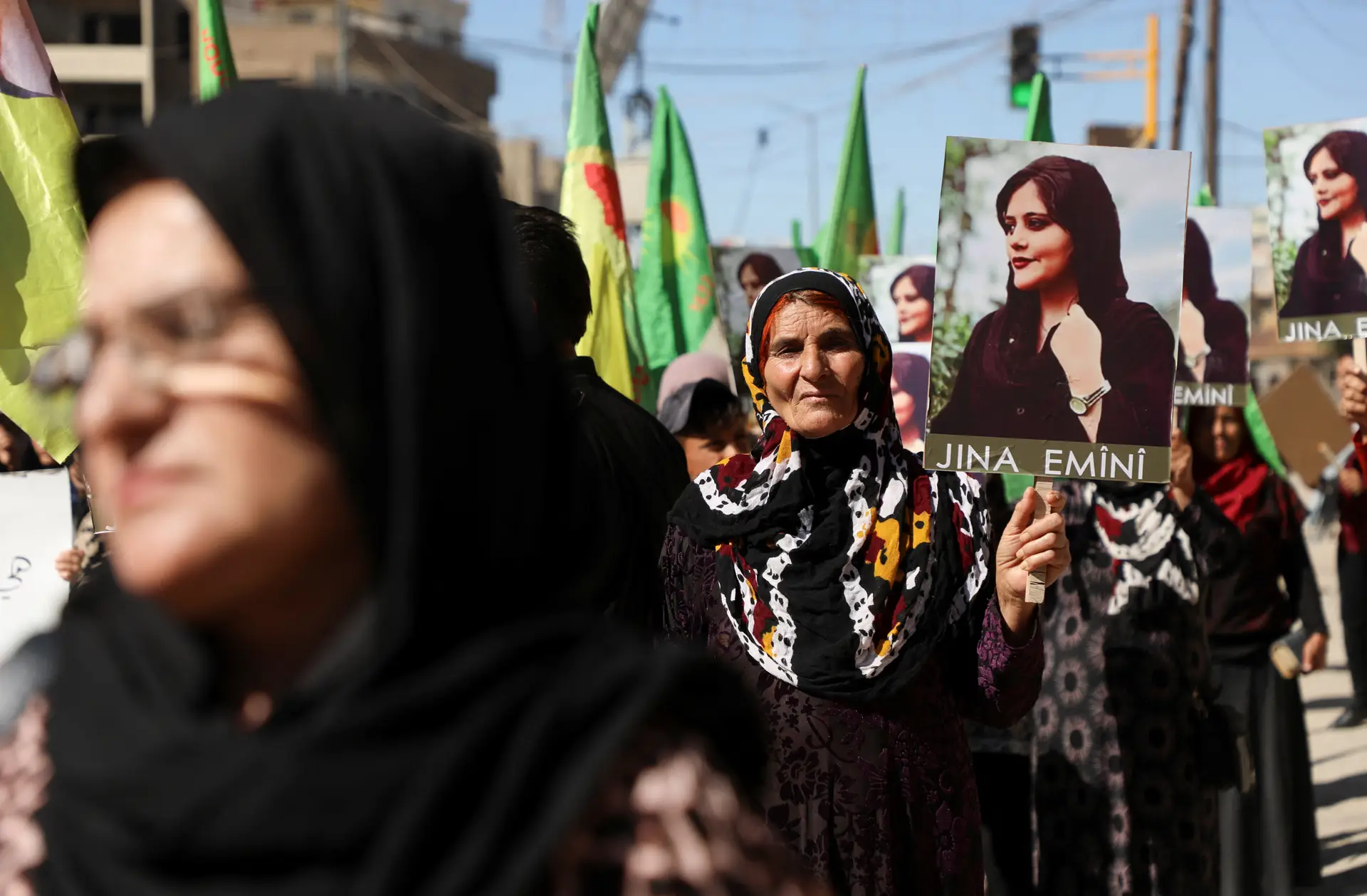 Mulheres curdas recordam a iraniana Mahsa Amini, num protesto na cidade de Qamishli, no nordeste da Síria