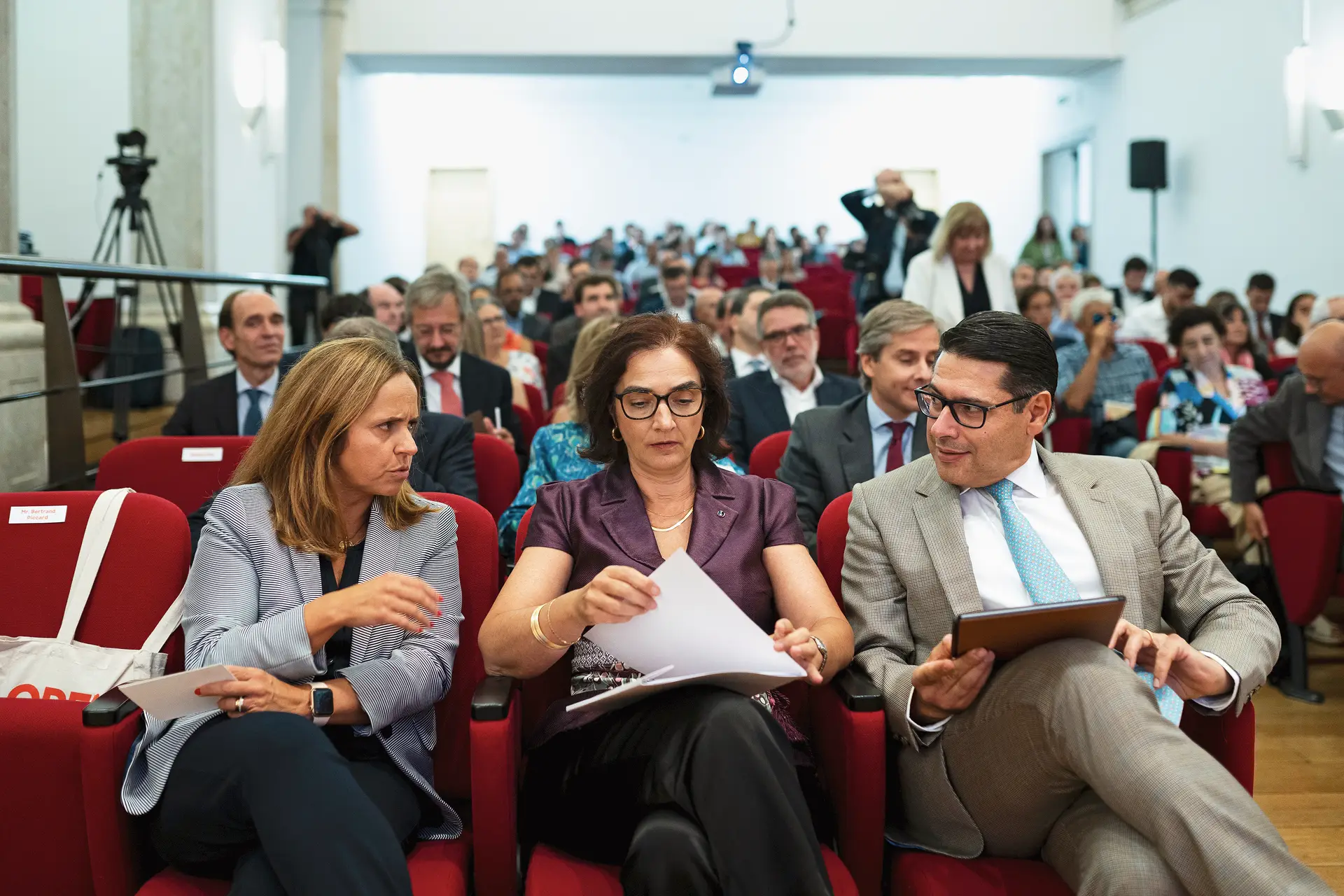 O vice-presidente do BEI, Ricardo Mourinho Félix, com a ministra da Ciência Elvira Fortunato (ao centro) e a presidente do ISEG Clara Raposo