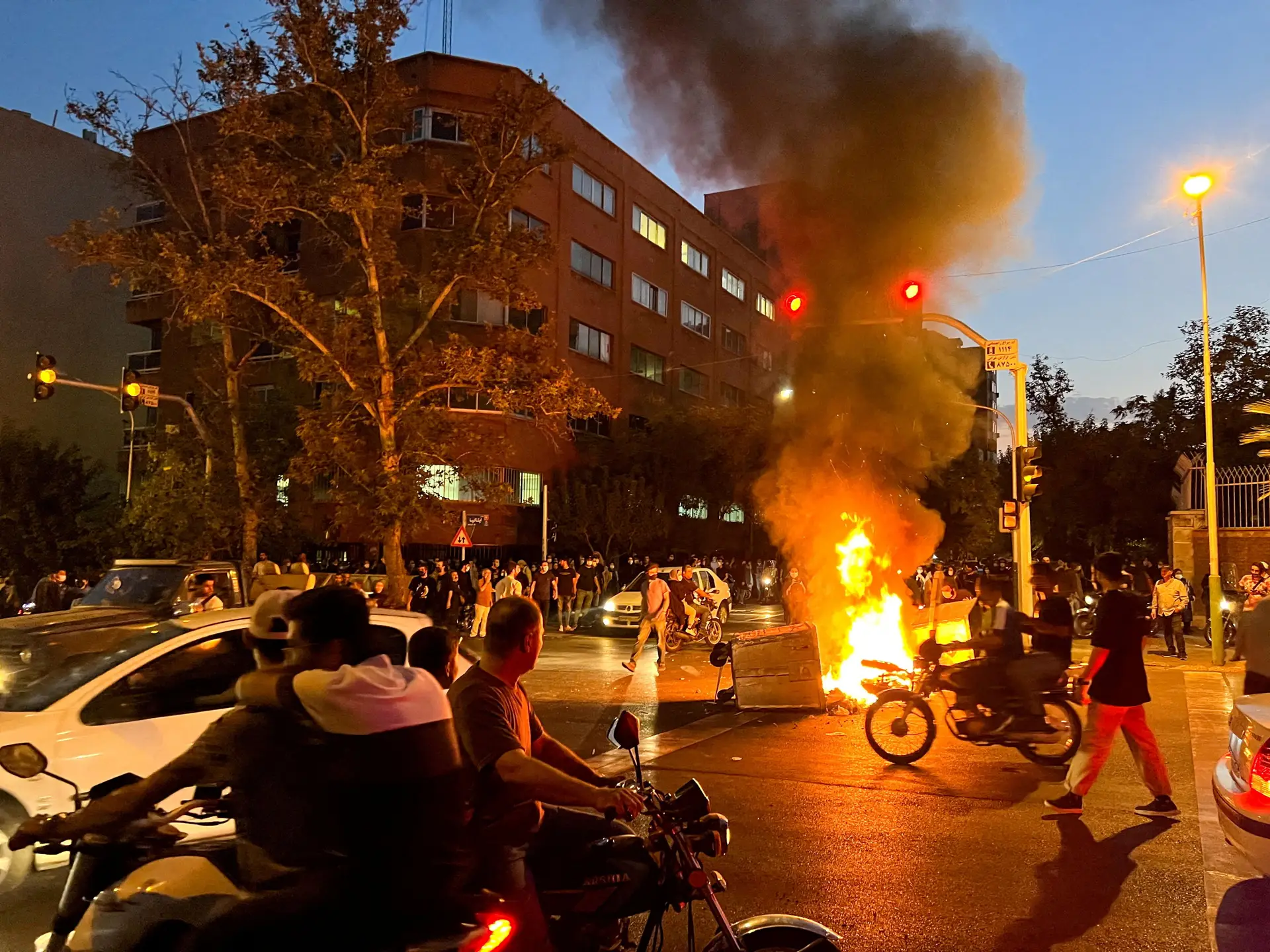 Irão. Prisão onde estão artistas, manifestantes, jornalistas e outros presos políticos está a arder e ouviram-se tiros