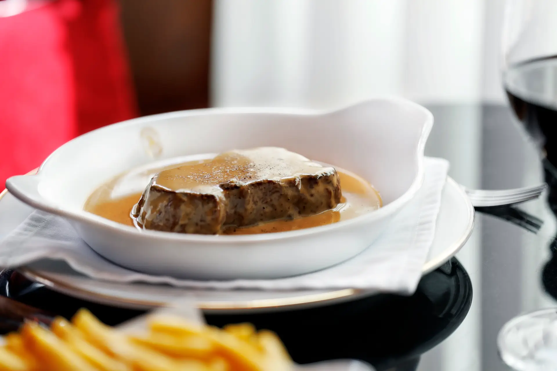 O mais brilhante “Bife à Marrare” serve-se neste novo e discreto restaurante do Cais do Sodré