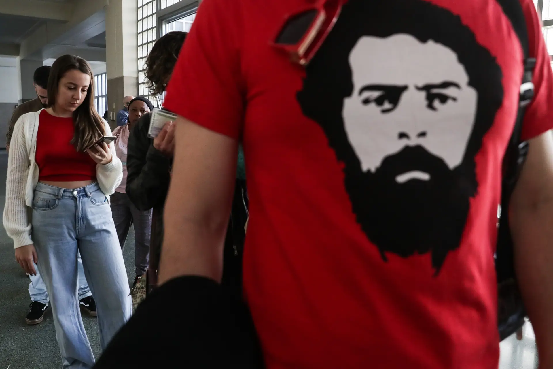 Apoiante de Lula da Silva veste uma t-shirt do candidato e ex-presidente no momento da votação, na Faculdade de Direito de Lisboa