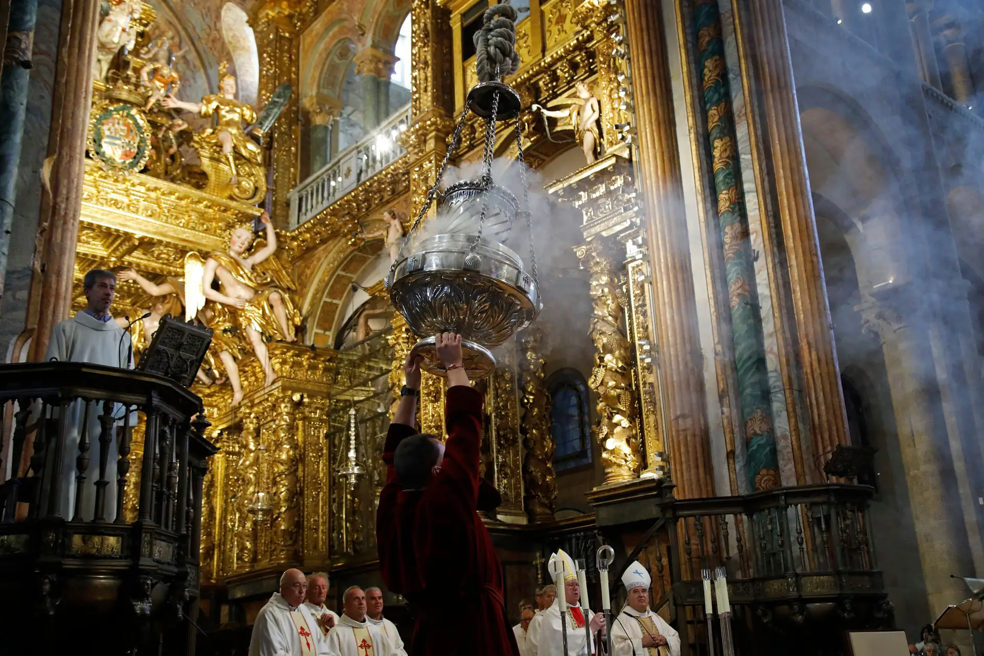 Incenso pelos ares na despedida de Compostela
