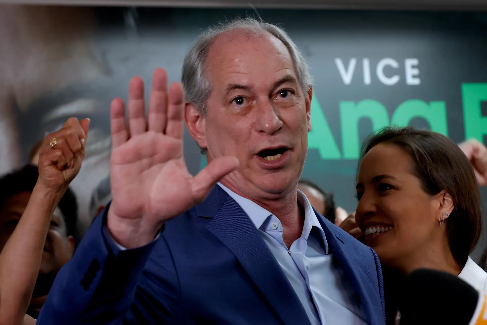 Ciro Gomes acompanha decisão do partido e apoia Lula