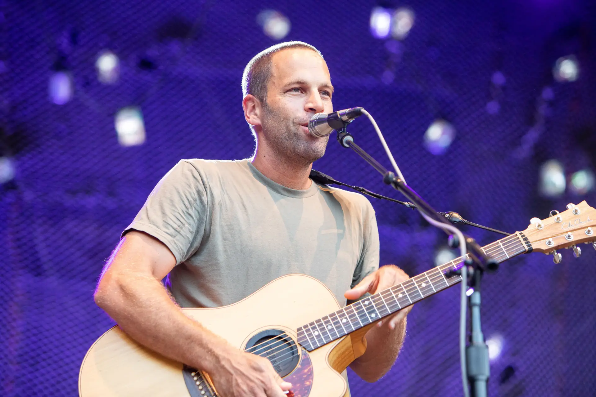 Jack Johnson diz ser vítima de uma fã obcecada e pede ajuda judicial