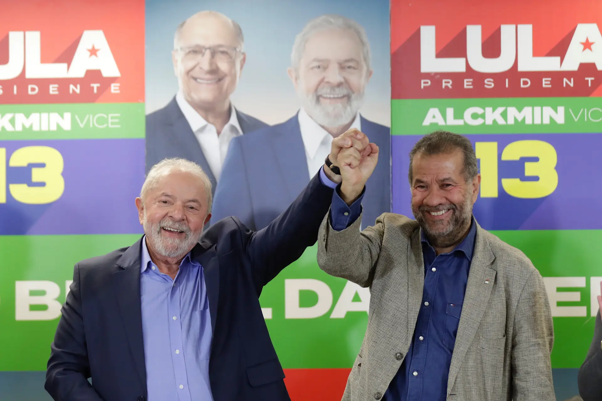 Lula da Silva recebeu o apoio de Carlos Lupi, presidente do Partido Democrático Trabalhista, que na primeira volta candidatou Ciro Gomes