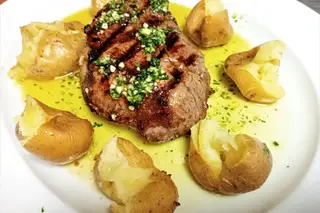 Posta grelhada com batata a murro