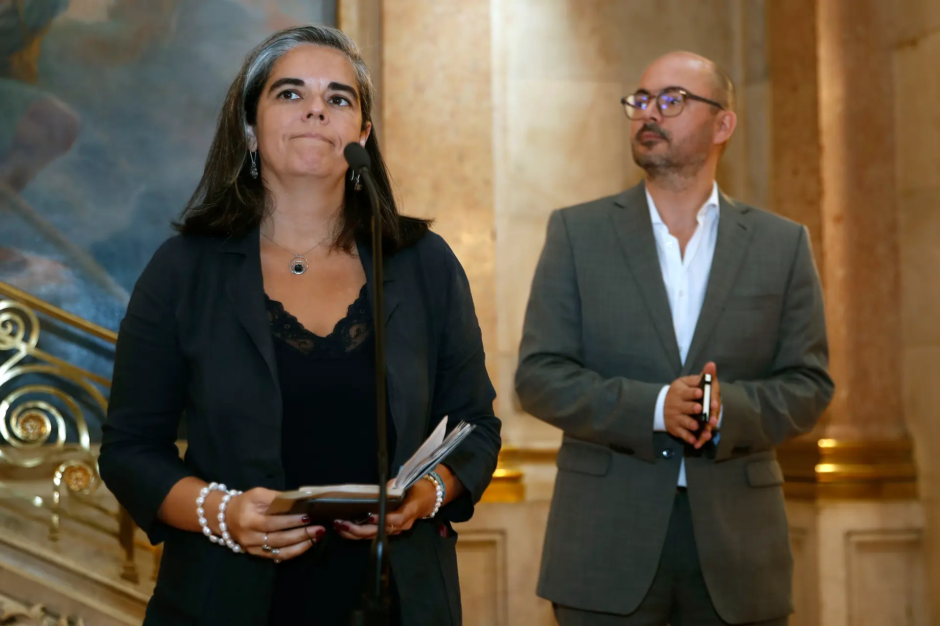 A deputada do Iniciativa Liberal, Carla Castro e o líder parlamentar do partido, Rodrigo Saraiva