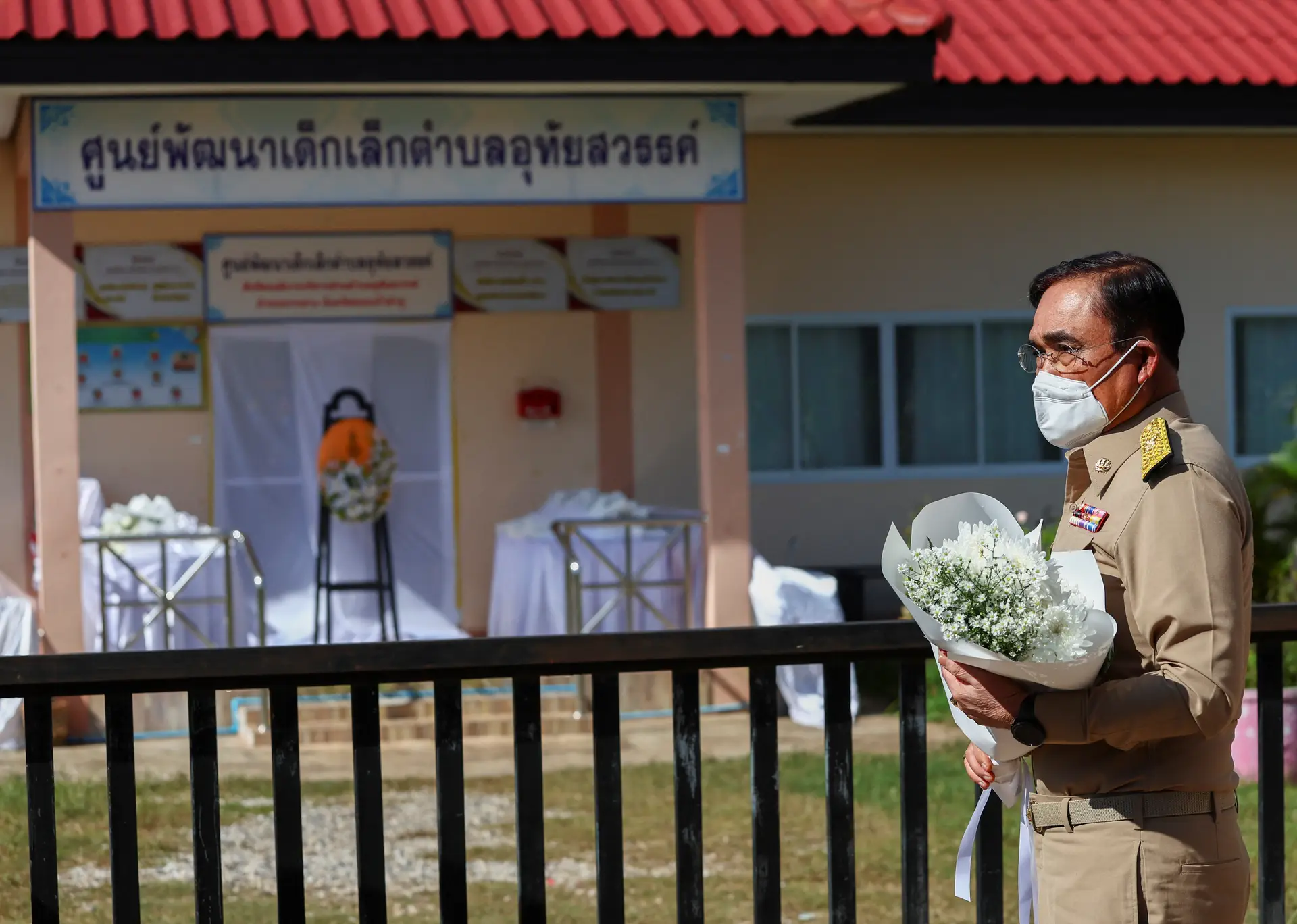 Primeiro-ministro tailandês, Prayuth Chan-ocha, visitou creche na Tailândia onde um ex-polícia armado matou 36 pessoas