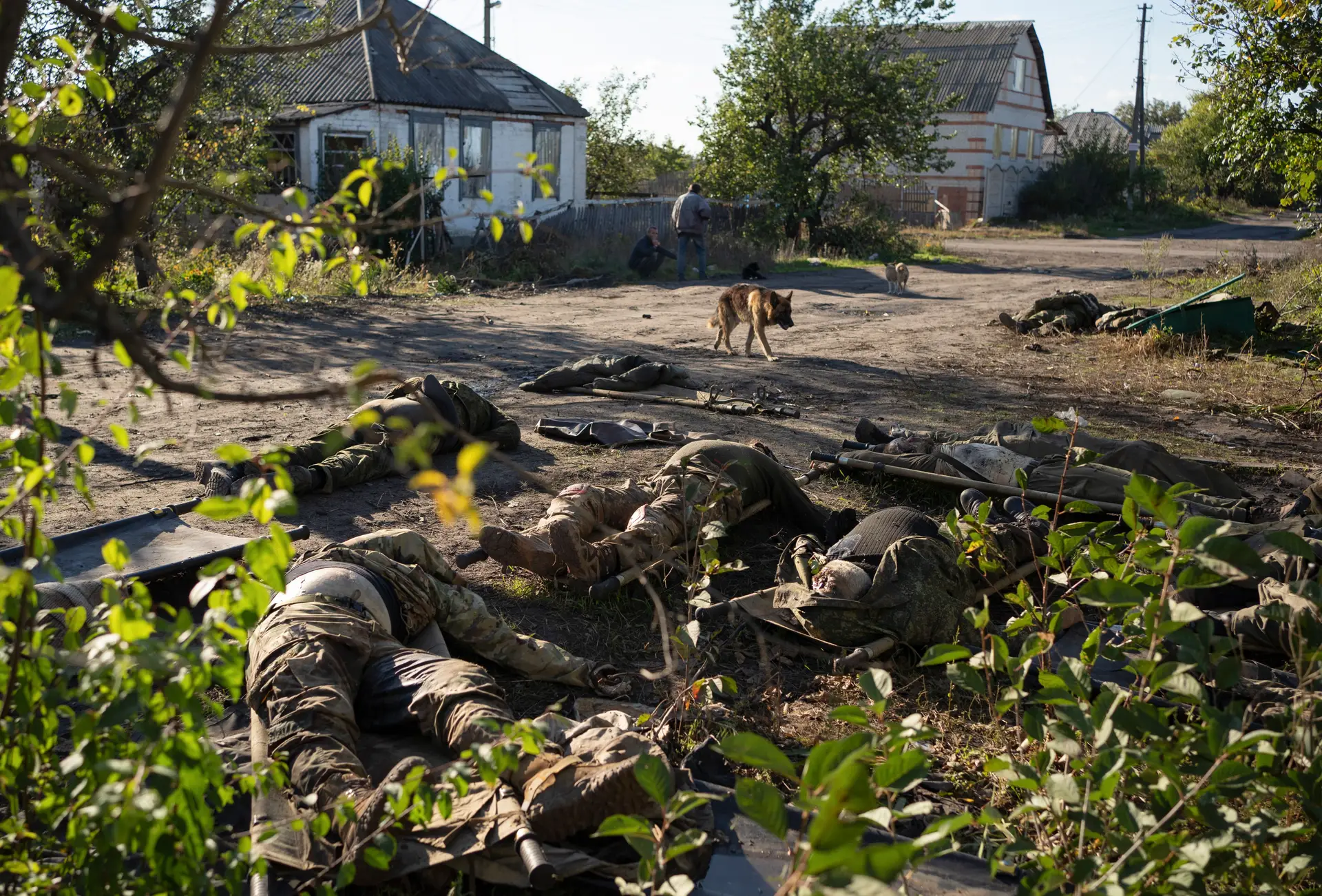 Corpos de soldados russos após a reconquista da cidade de Lyman, na região de Luhansk, pelas tropas ucranianas