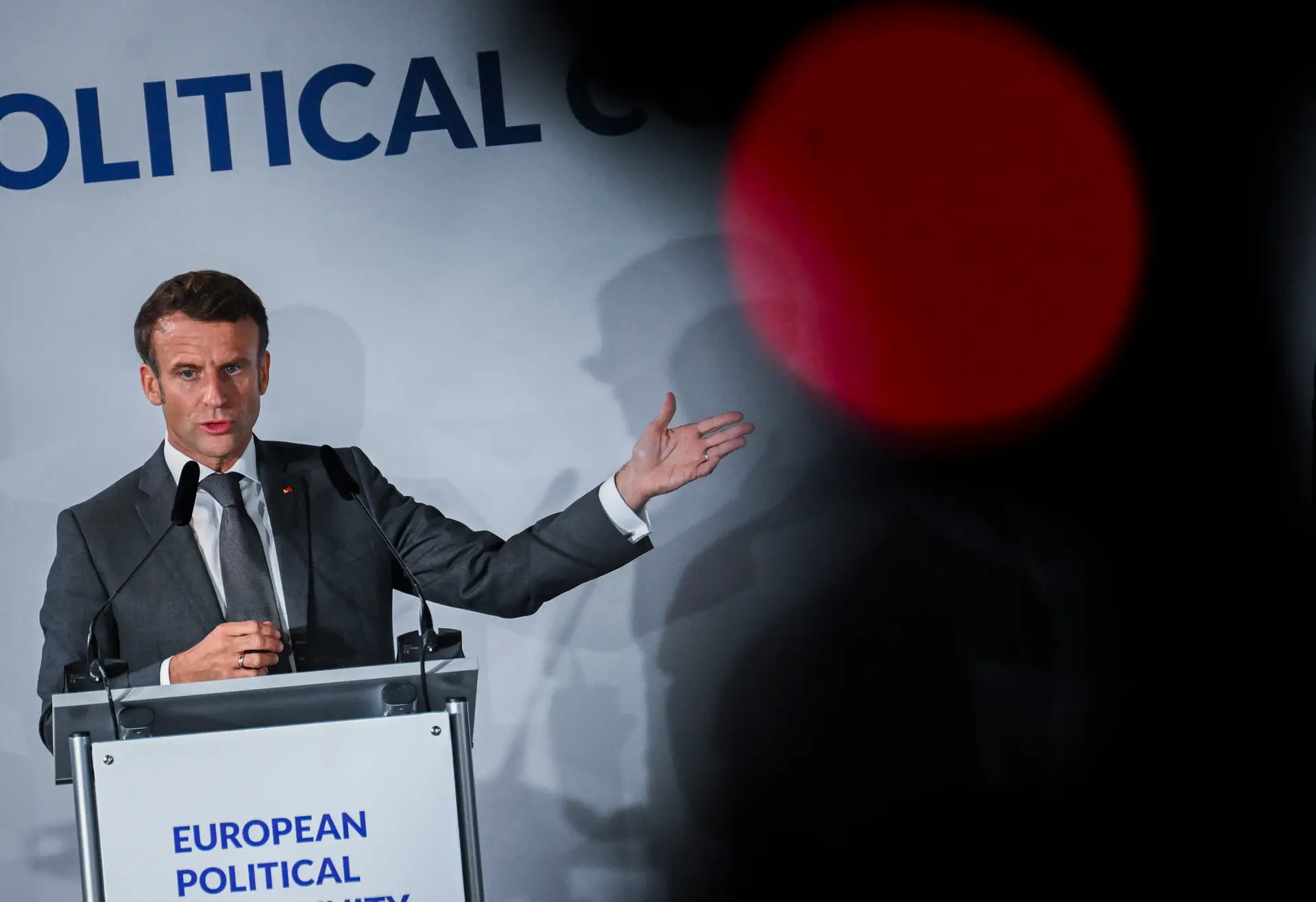 44 isolam a Rússia e voltam a encontrar-se na Primavera, mas a Comunidade Política Europeia tem conflitos internos por sanar