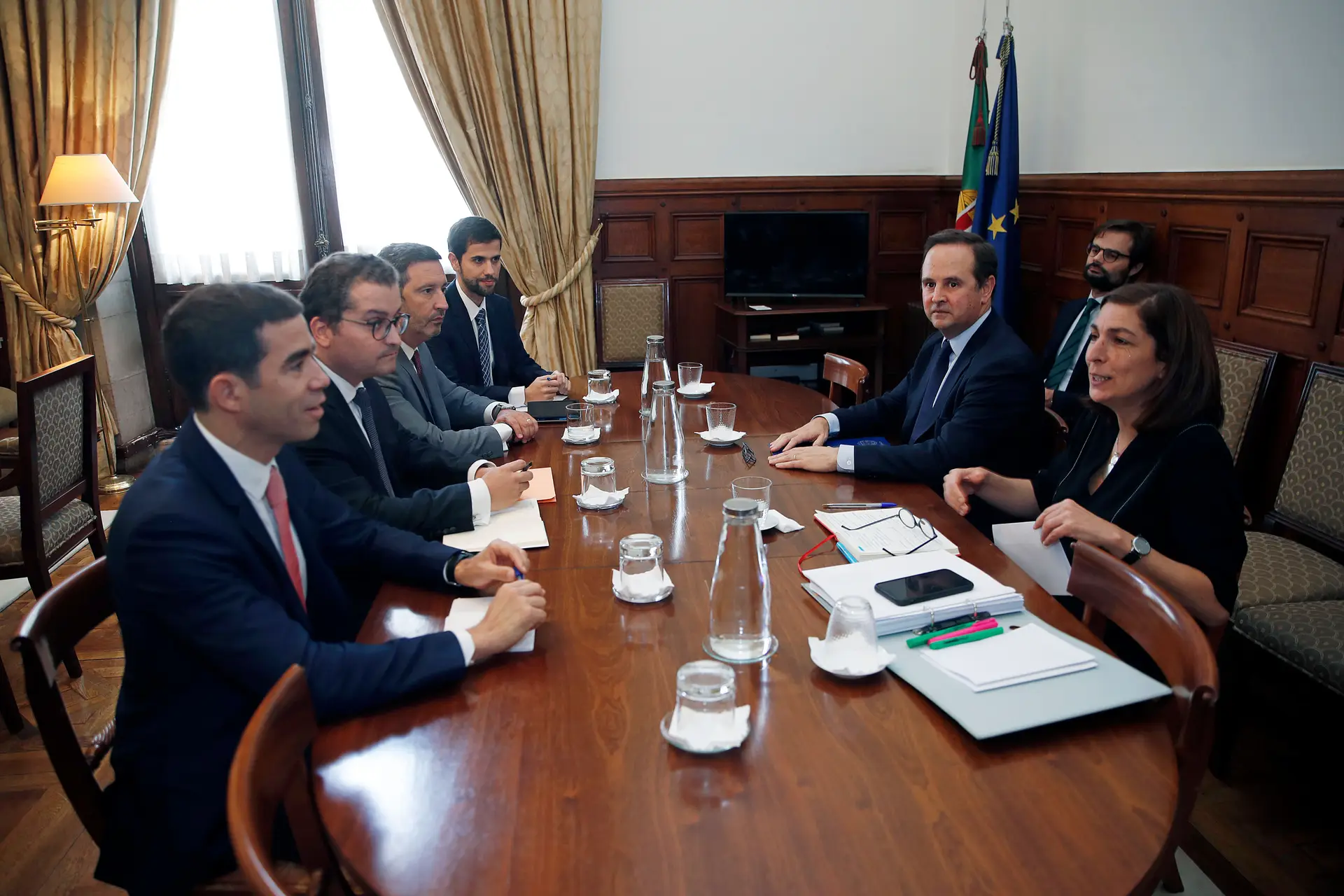Fernando Medina e Ana Catarina Mendes com a delegação do PSD