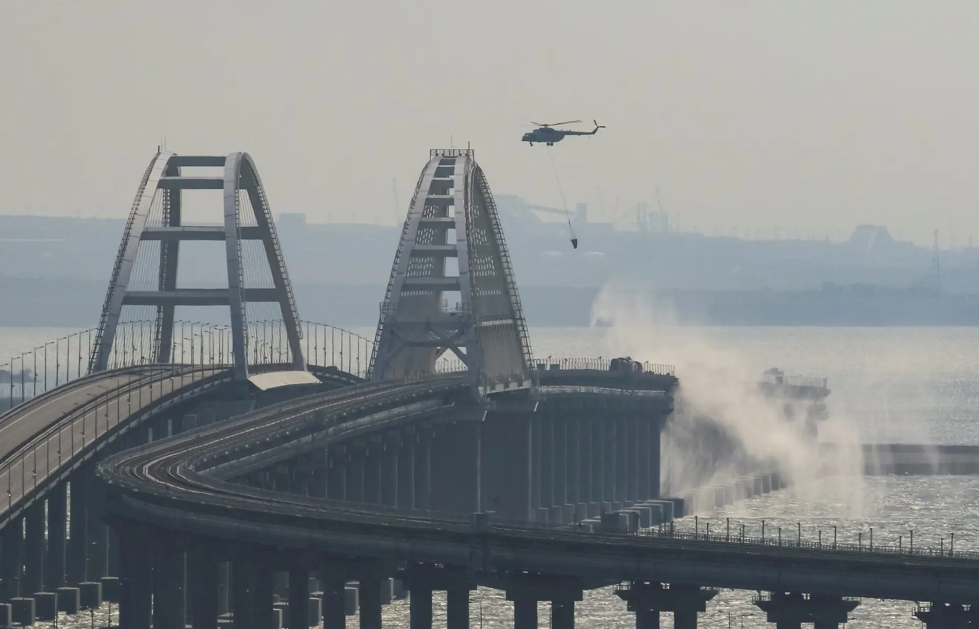 Ataque à ponte da Crimeia: os motivos, as consequências e os vídeos em cinco perguntas e respostas