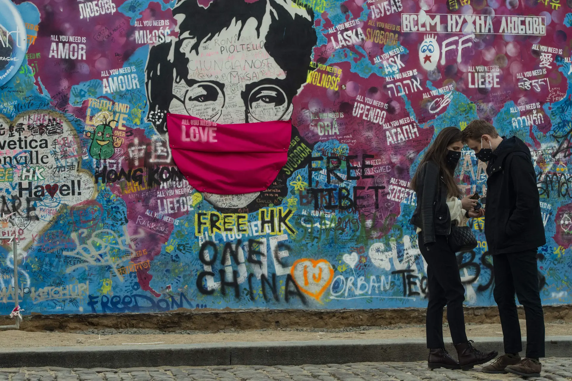A imagem de John Lennon, no mítico muro que o homenageia, em Praga, vai-se adaptando aos desafios do mundo, como a pandemia