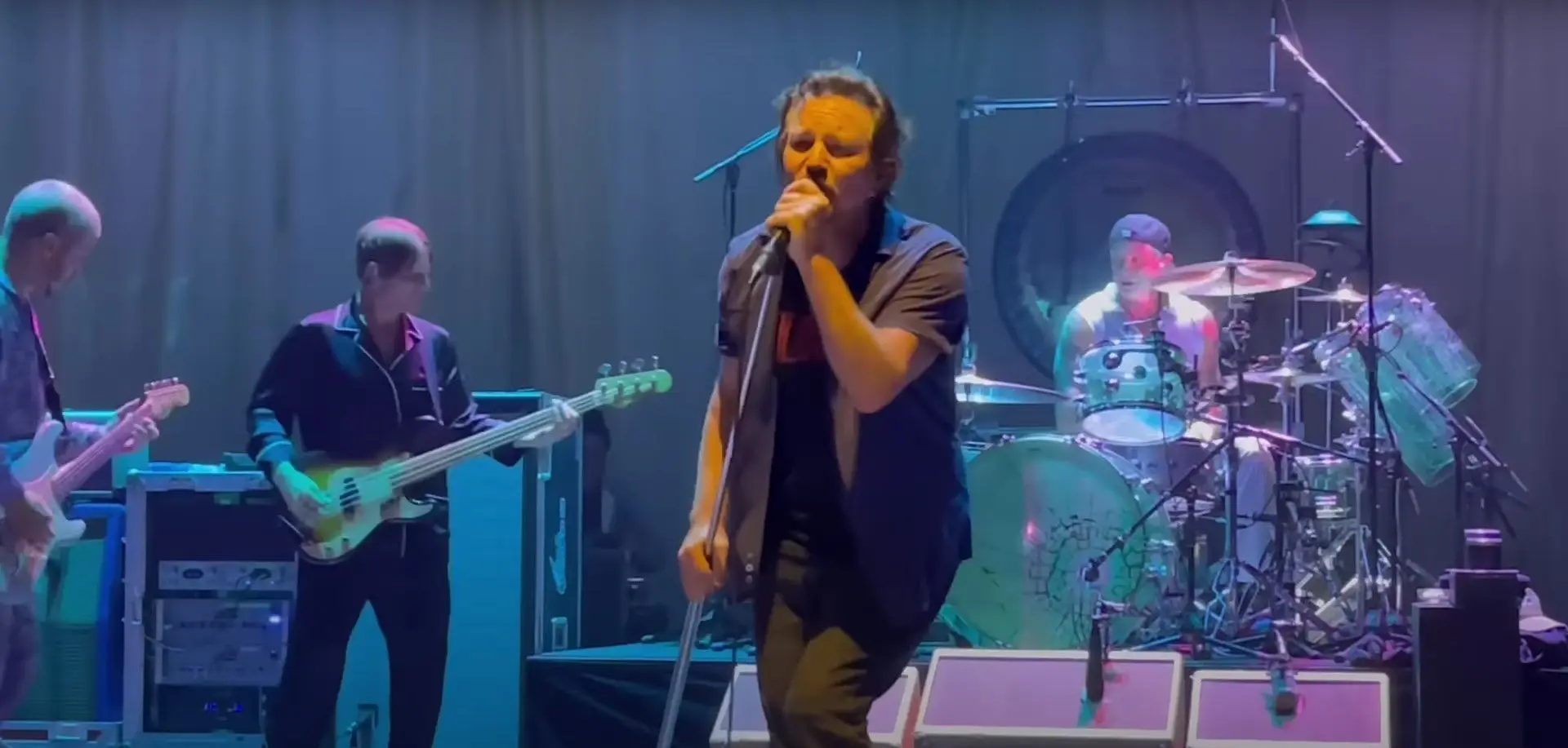 Eddie Vedder a fazer uma versão dos Cure? Aconteceu na sexta-feira e pode ver aqui