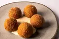 Croquetes de farinheira e puré de maçã