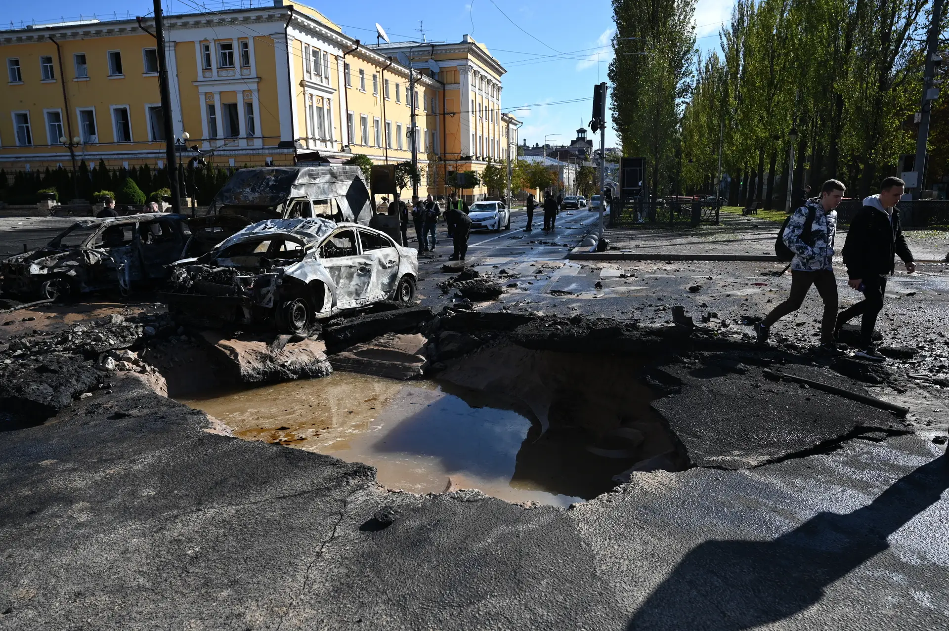 Ataques russos em Kiev, uma das cidades atingidas pelos bombardeamentos registados esta segunda-feira de manhã, fizeram pelo menos oito mortos.