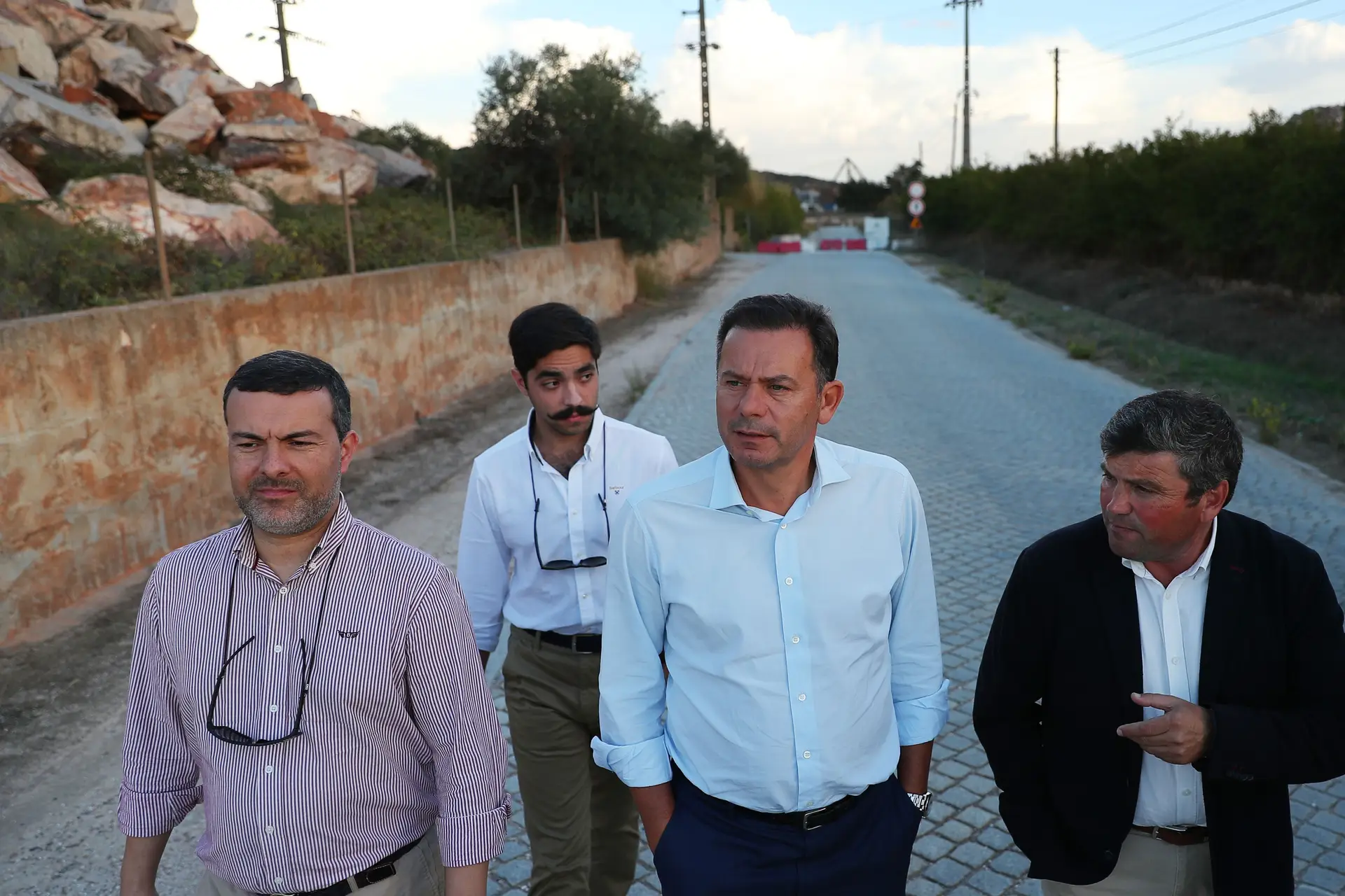 Luís Montenegro acompanhado pelo presidente da Câmara de Vila Viçosa, o também social-democrata Inácio Esperança (à direita), em visita à antiga EN255, perto do troço que caiu em 2018 junto a uma zona de pedreiras, na ligação Borba-Vila Viçosa