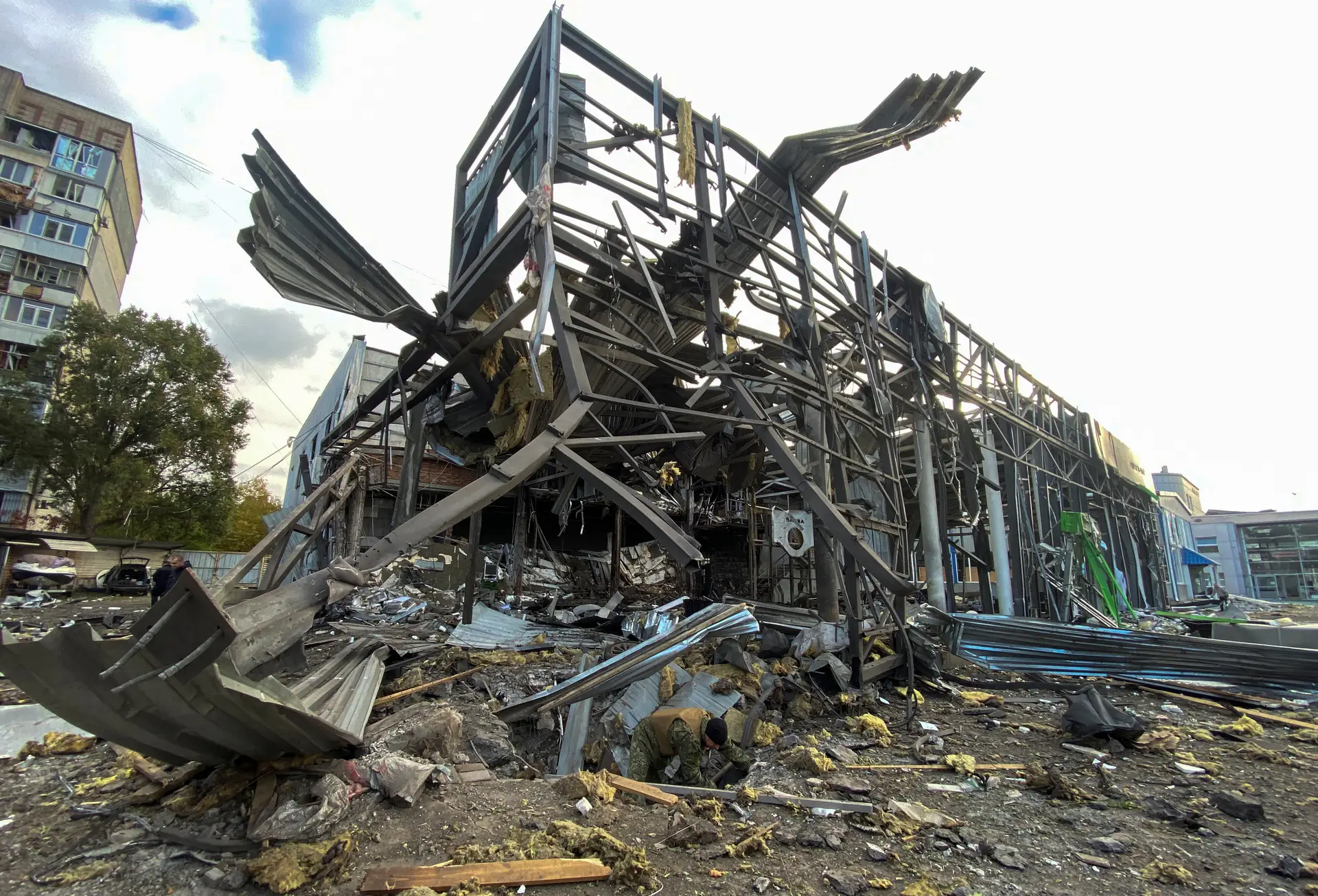 Edifício destruído por um míssil russo em Zaporíjia