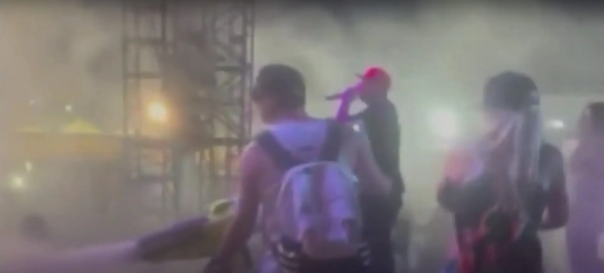 Rapper troca máquina de lançar fumo em palco por uma gigantesca nuvem de canábis