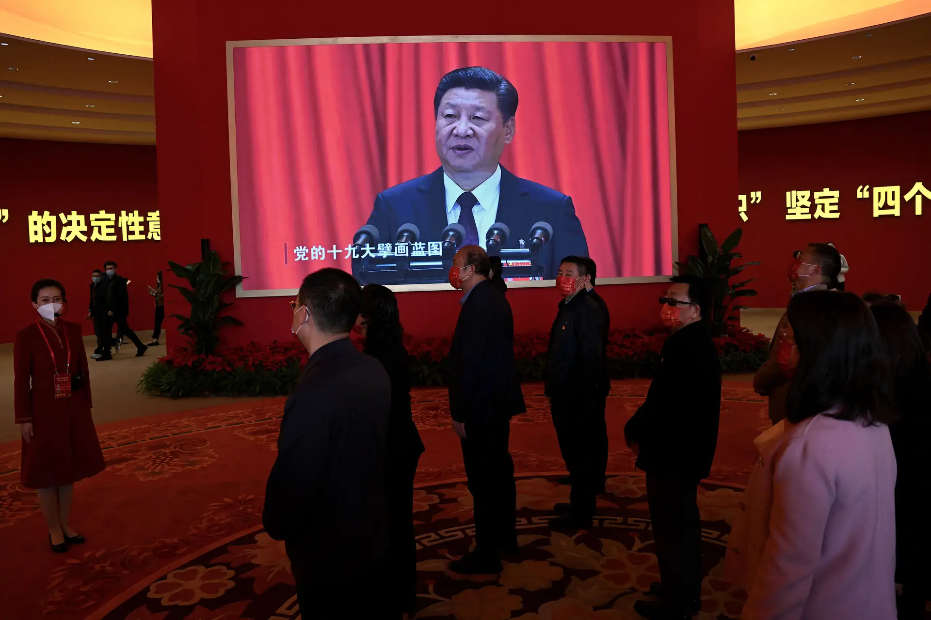 Vídeos com discursos de Xi Jinping são exibidos numa exposição em Pequim com o tema “Avançando na Nova Era”