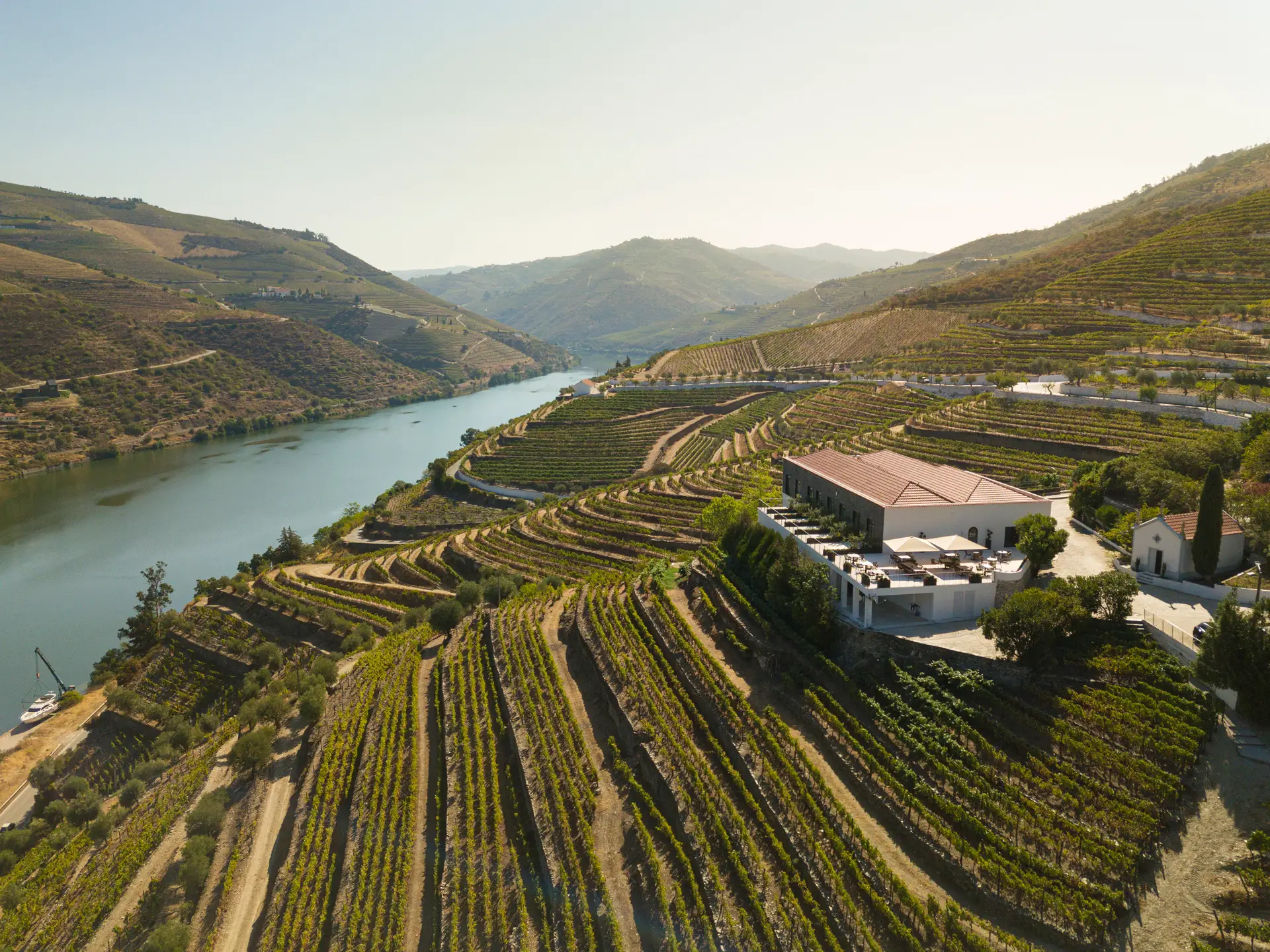 Com terraços virados para o Douro, esta nova casa de campo conta uma história com mais de 200 anos