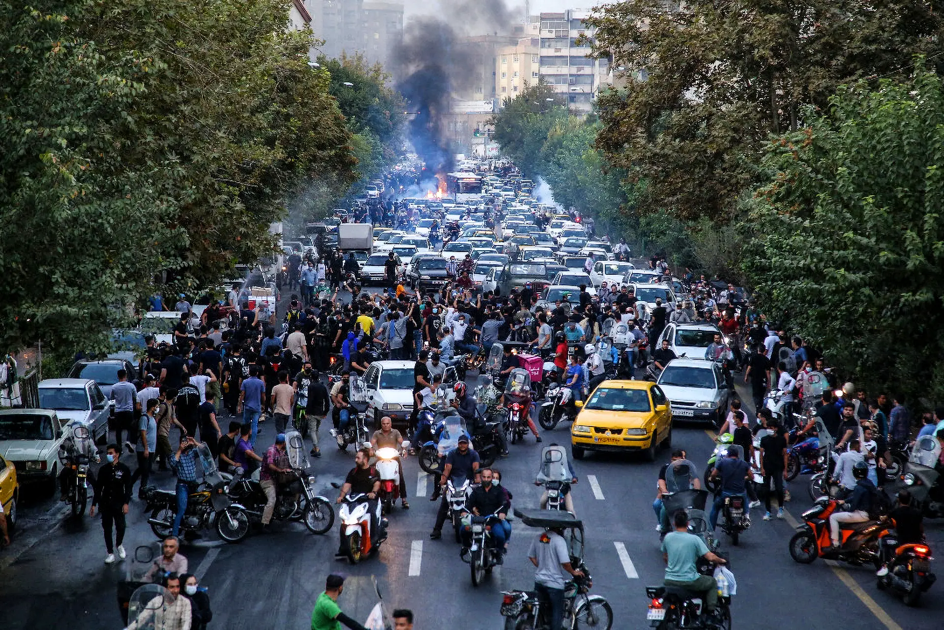 Manifestação em Teerão contra a violência policial que matou Mahsa Amini