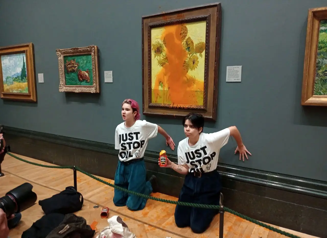 Duas ativistas antipetróleo atiraram latas de sopa de tomate contra um quadro de Vincent van Gogh na National Gallery