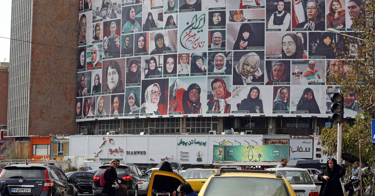 Irão: desafiar a obrigatoriedade do uso do véu islâmico será julgado 