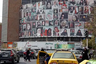 Irão: desafiar a obrigatoriedade do uso do véu islâmico será julgado "sem piedade"