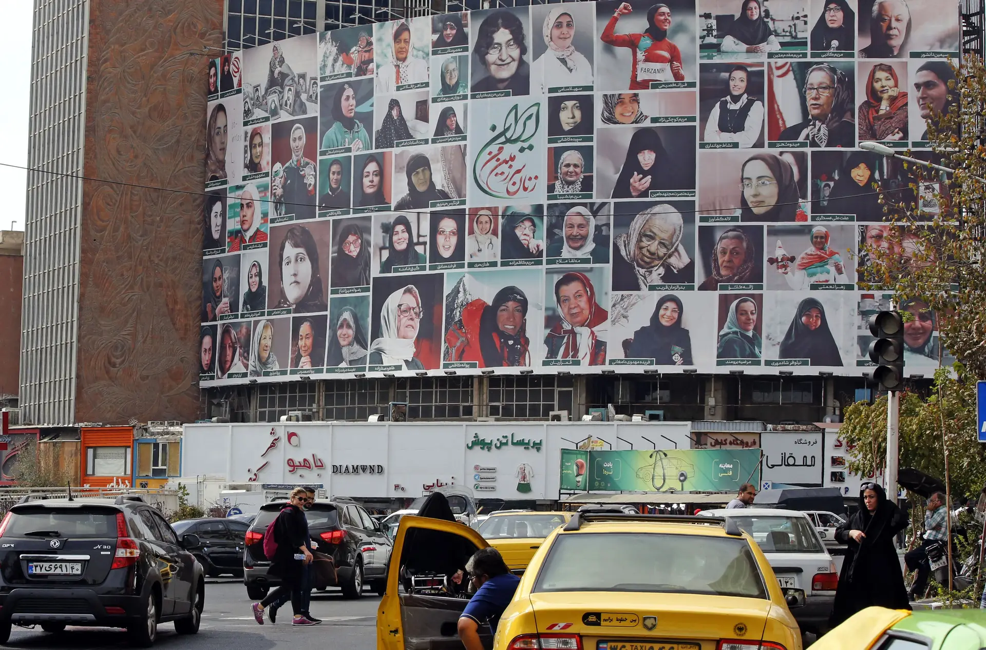 O Governo iraniano colocou, no centro de Teerão, um grande cartaz com várias mulheres a usar o lenço, isto quando muitas outras lutam para não ter de o usar