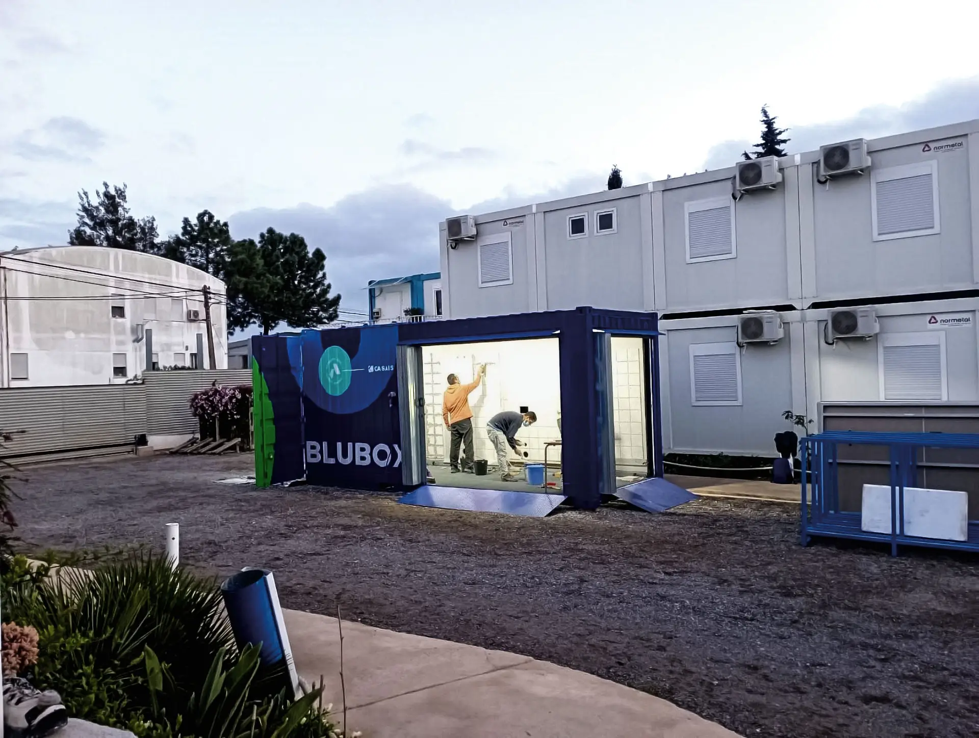 A Casais, uma construtora de Braga, criou a Blubox, um contentor que leva para várias obras no país, onde dá formação de pedreiros e ladrilhadores