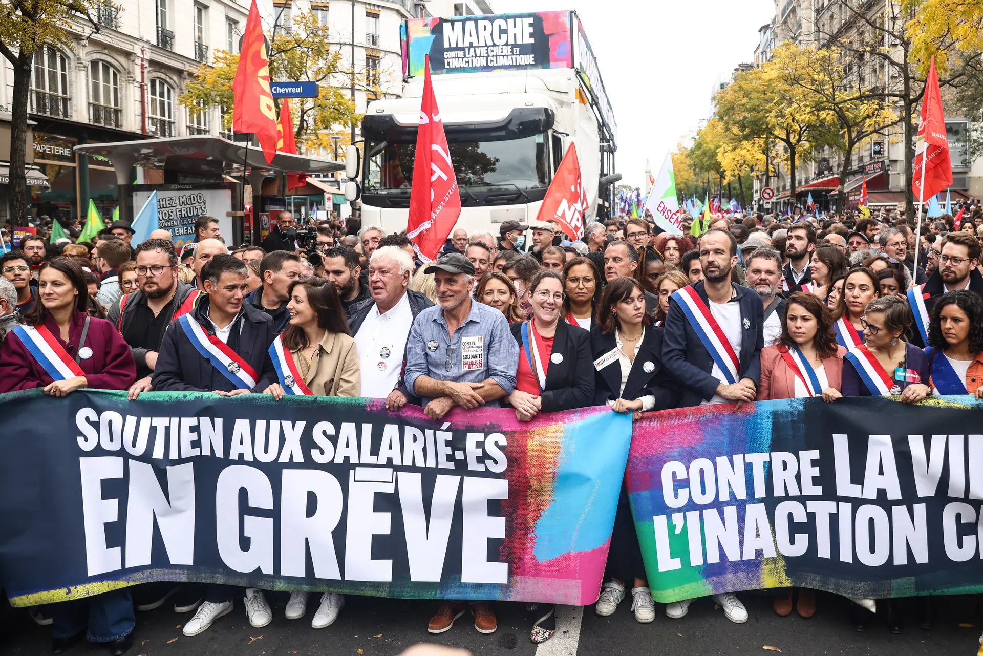 Paris: milhares nas ruas exigem melhores condições de vida face à inflação e esperam parar o país