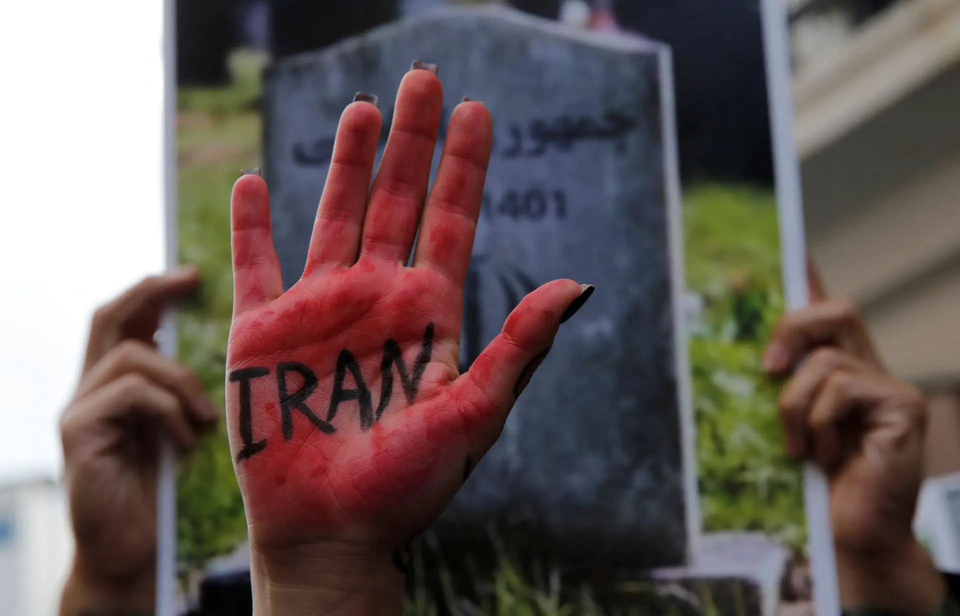 Irão: UE sanciona 11 responsáveis e 4 entidades iranianas após morte da jovem Mahsa Amini