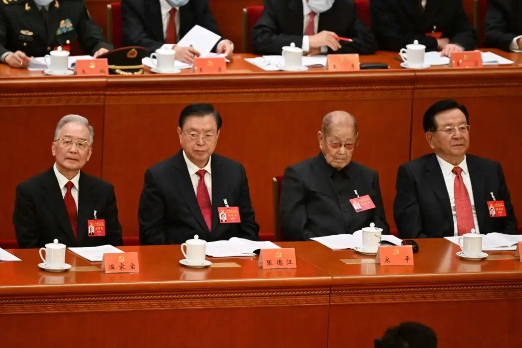 Song Ping, o segundo a contar da direita, marcou presença no XX Congresso Nacional do Partido Comunista Chinês, no dia 16 de outubro