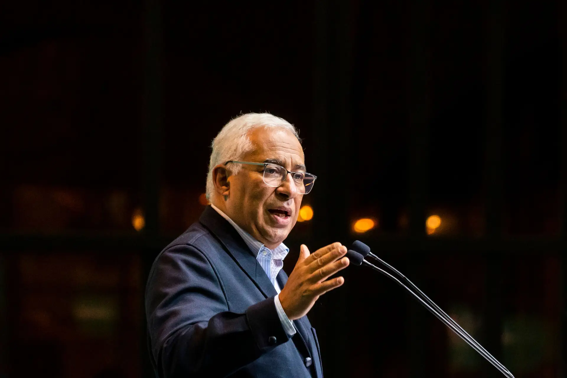 Mensagem de António Costa confirma que houve telefonema sobre EuroBic, mas com outra versão: afastar Isabel dos Santos era “inoportuno”