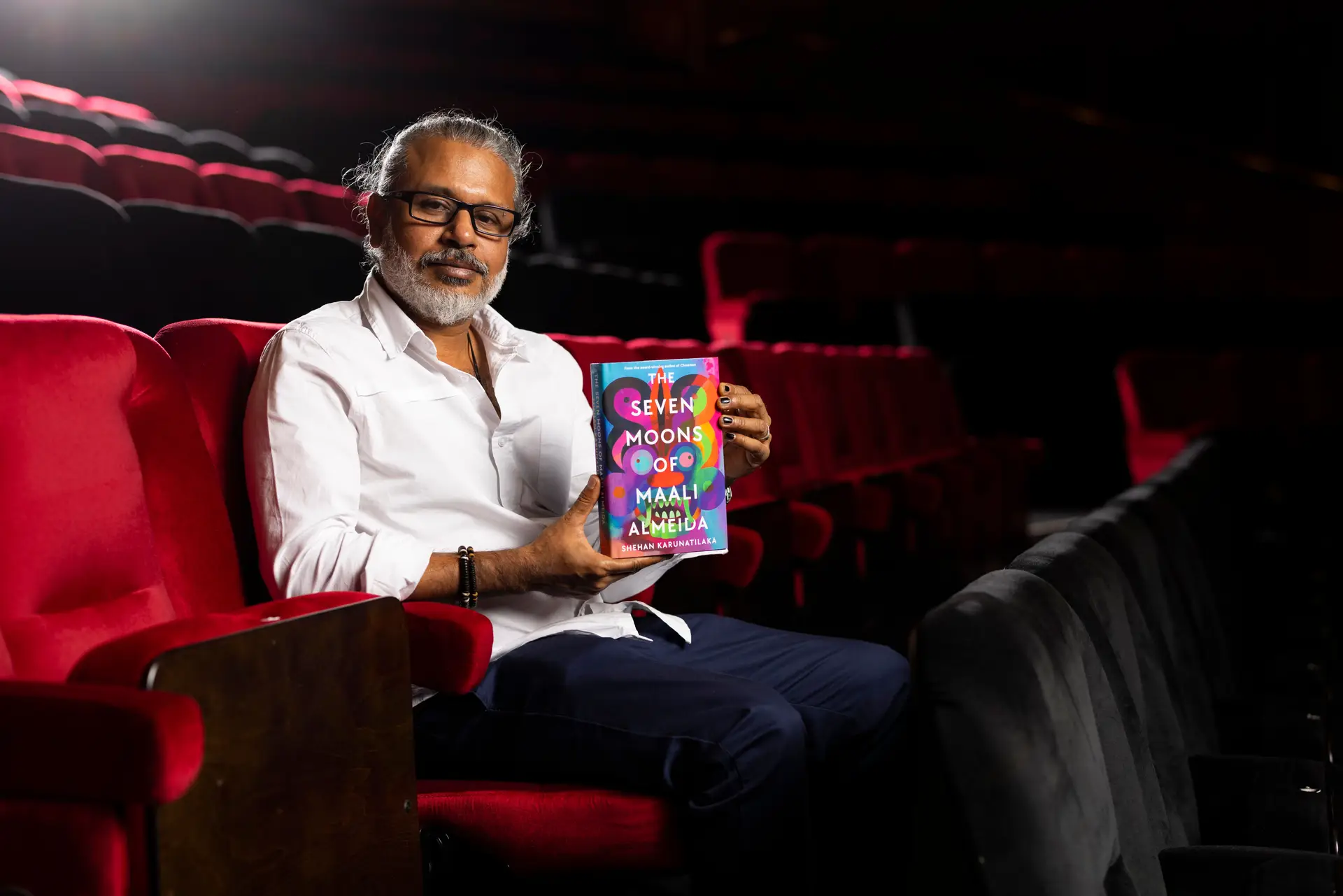 Shehan Karunatilaka com o seu livro premiado, "The Seven Moons of Maali Almeida"