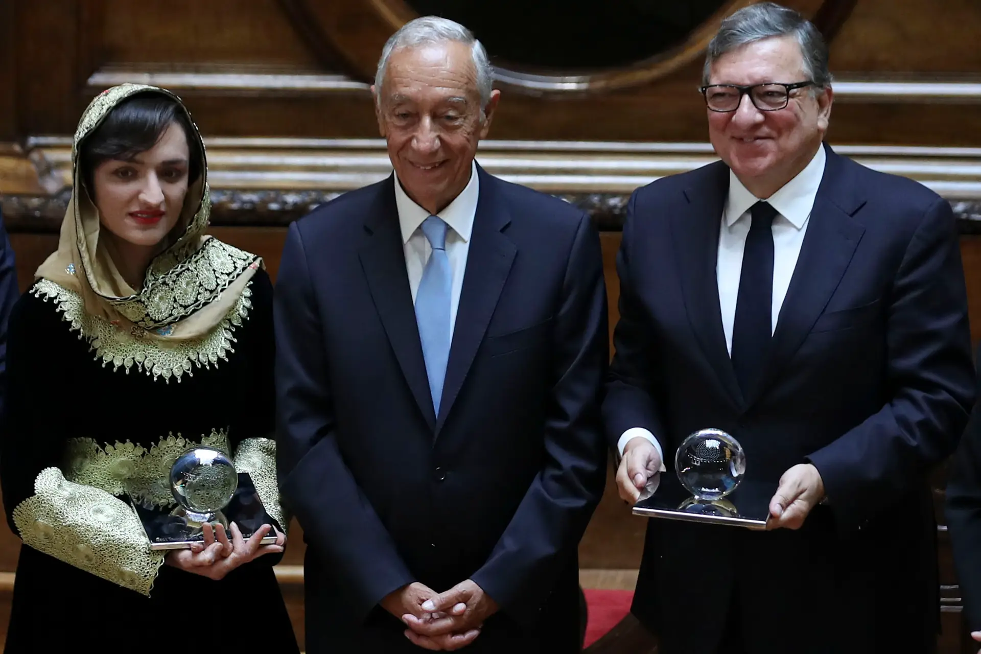 “Não esqueceremos”: Marcelo entrega prémios a autarca afegã e a Durão Barroso