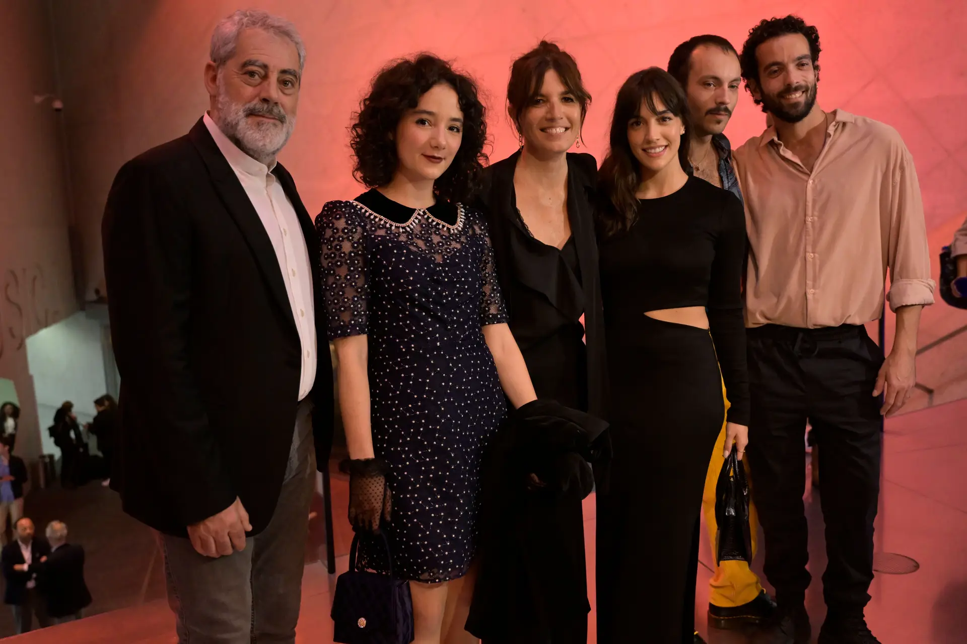 O elenco conta com nomes como Lúcia Moniz, Ivo Canelas, Carla Maciel, Bárbara Branco e Leonor Vasconcelos.