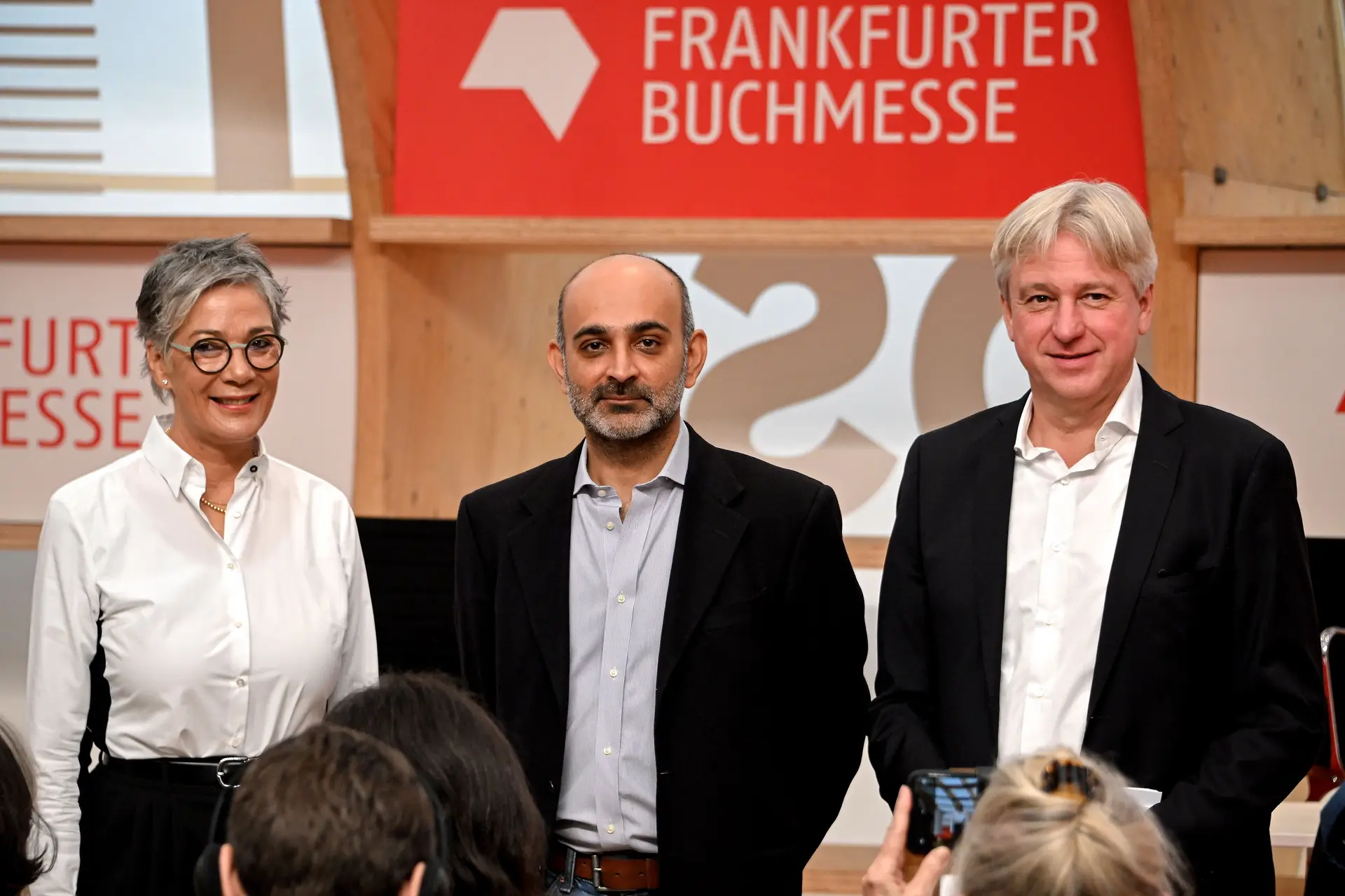 Karin Schmidt-Friderichs, presidente da Associação Alemã de Editores e Livreiros, o autor britânico-paquistanês Mohsin Hamid e Juergen Boos, presidente da Feira do Livro de Frankfurt