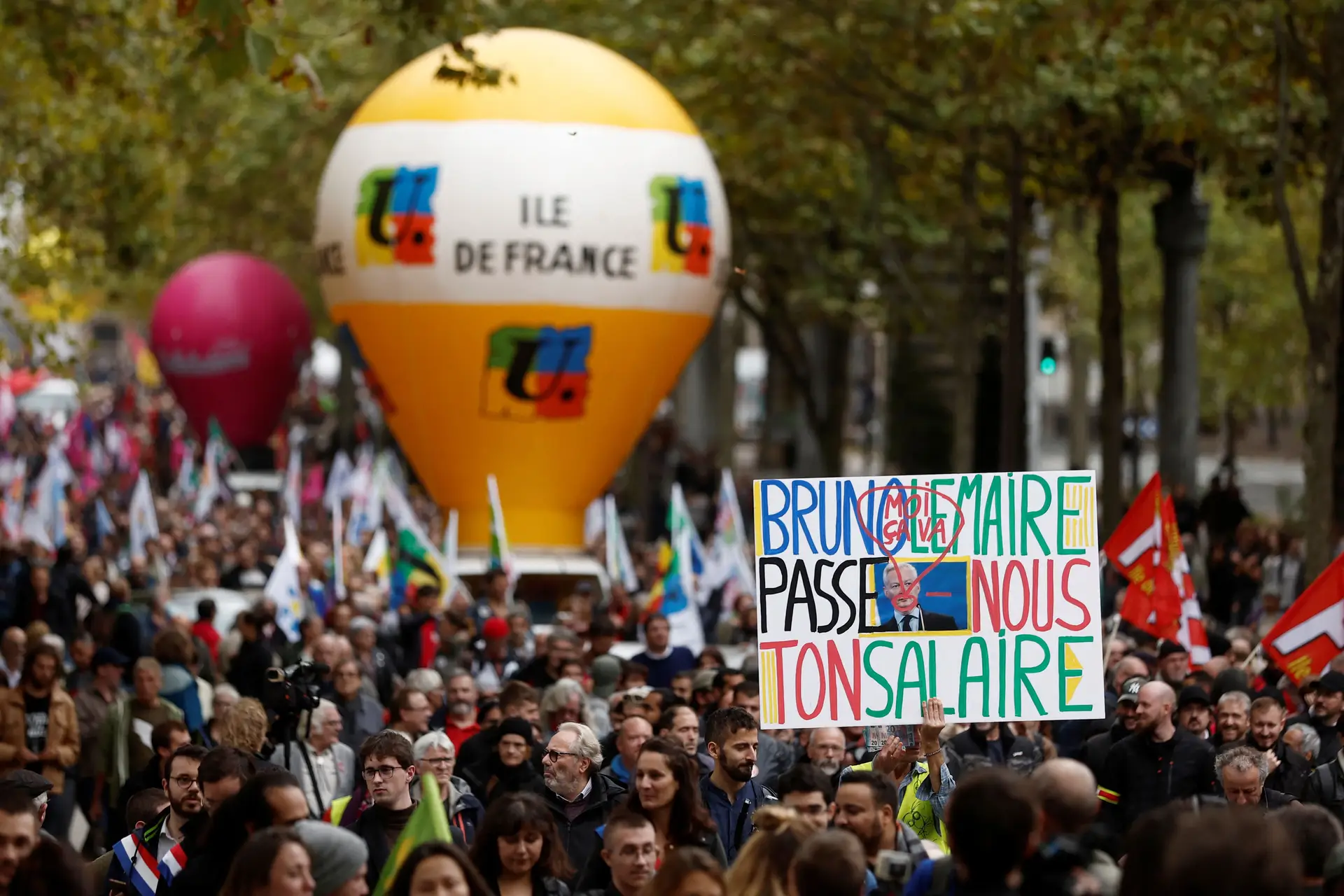 Manifestação em Paris nesta terça-feira. No cartaz lê-se: "Bruno LeMaire (ministro da Economia), dá-me o meu salário"