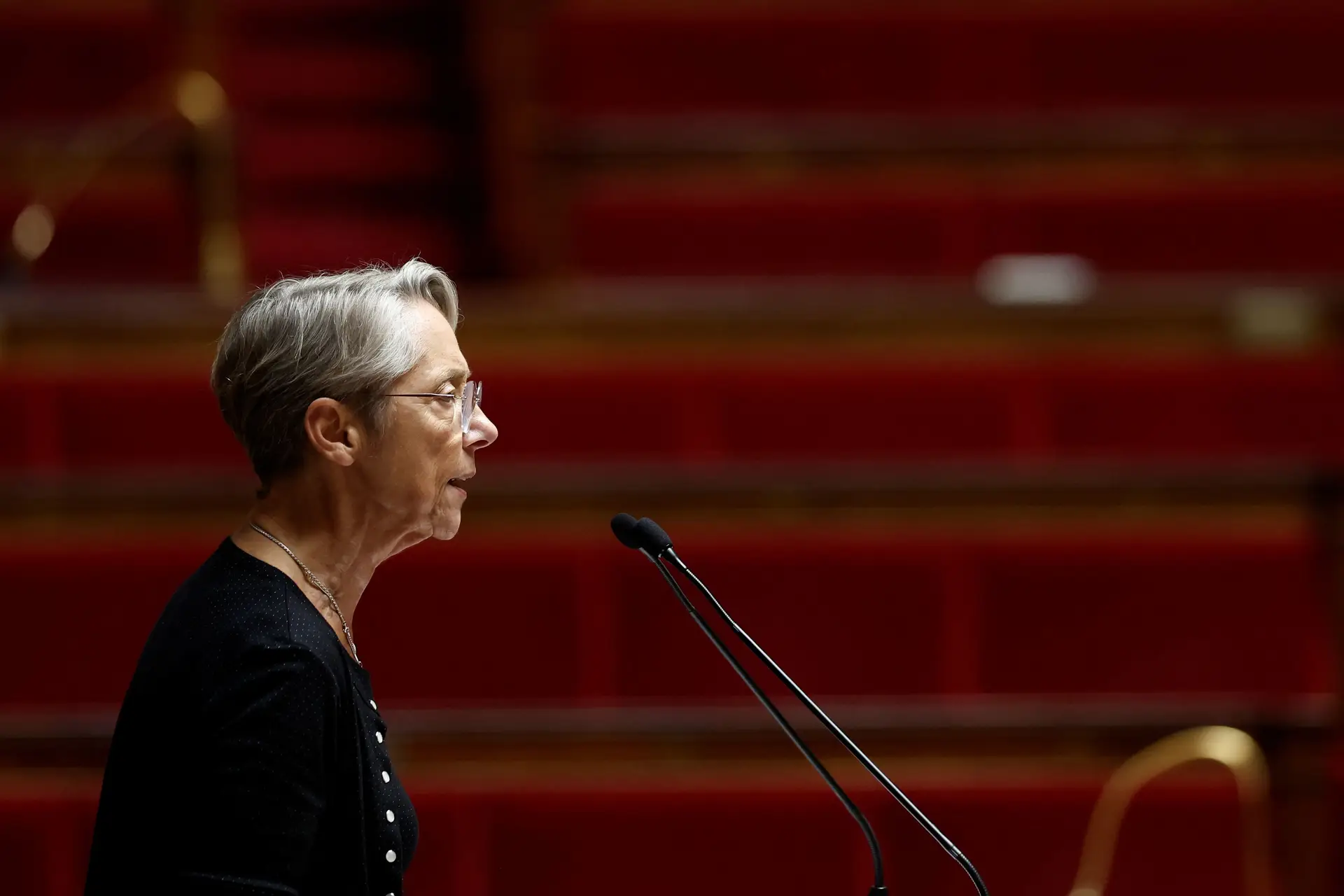 Élisabeth Borne durante debate do orçamento de Estado no parlamento