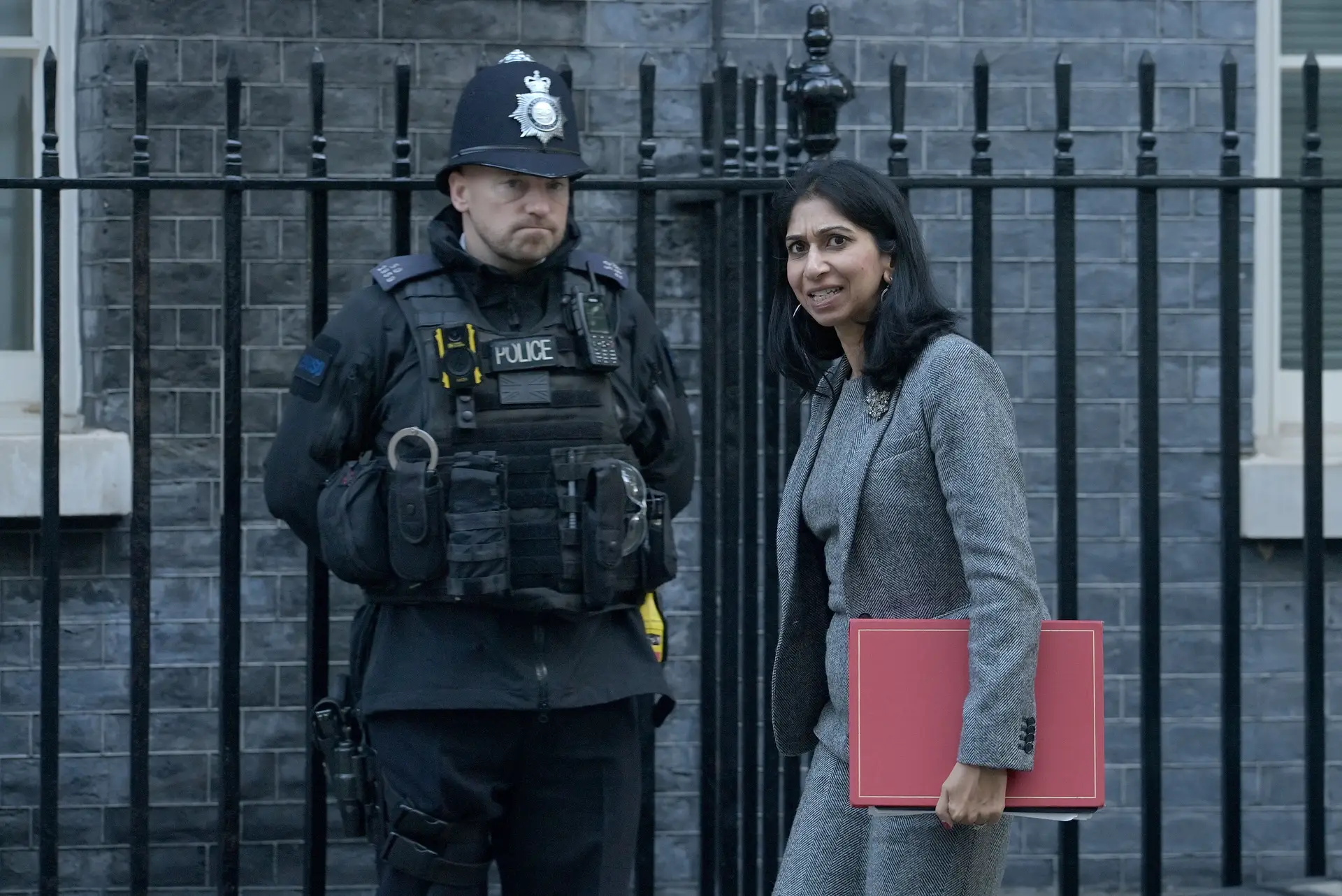 Suella Braverman à porta do n.º10 de Downing Street, residência oficial da primeira-ministra do Reino Unido 