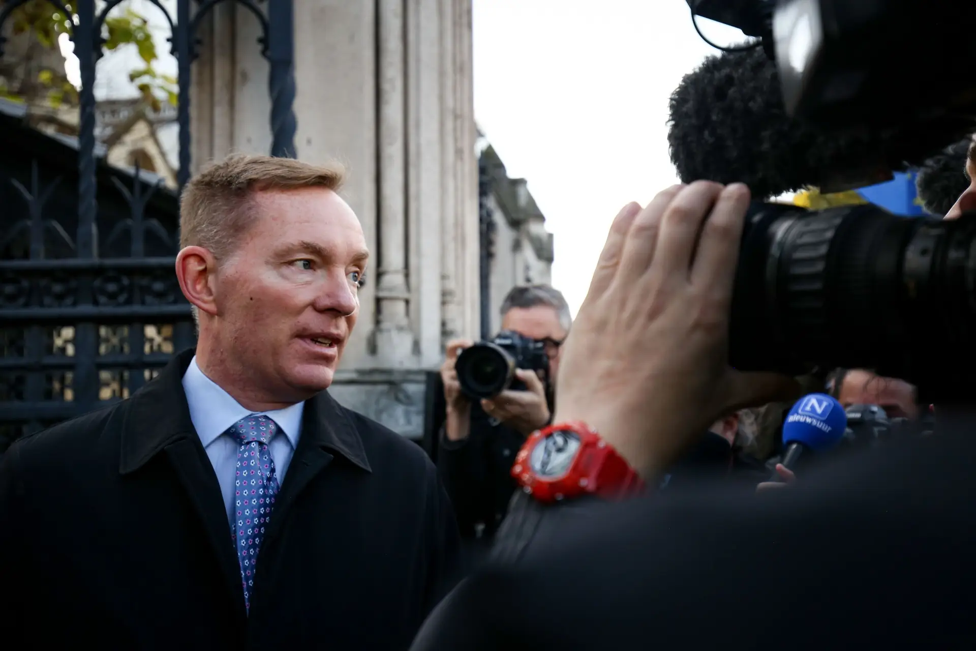 O deputado Chris Bryant foi um dos trabalhistas que acusaram membros
do Partido Conservador de forçar colegas a alinhar com o Governo na votação.