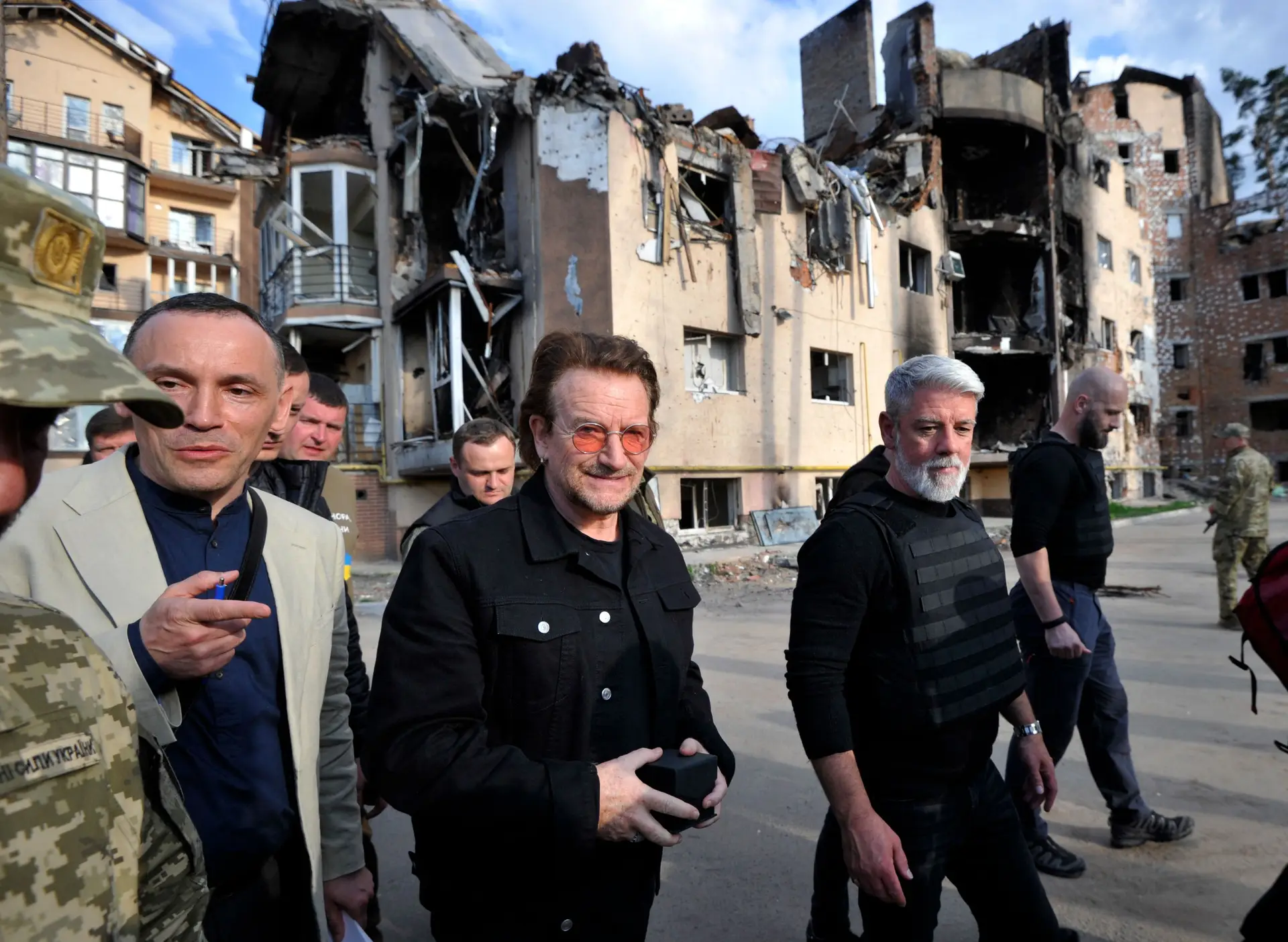 Bono fala sobre as ameaças de morte que os U2 sofreram ao longo da carreira: “Ainda levo isso a peito”